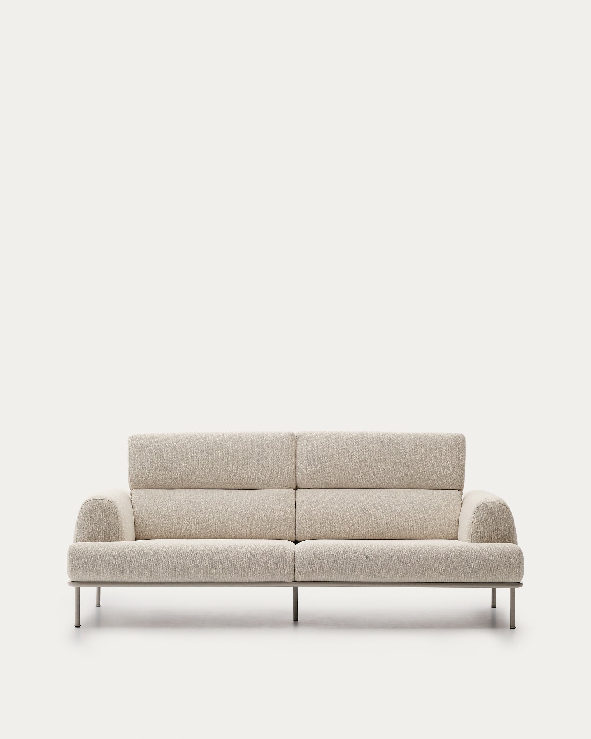 Elegantes 3-Sitzer-Sofa in Ecru mit verstellbarer Kopfstütze, mattbeigem Metallgestell und nachhaltigem Design.