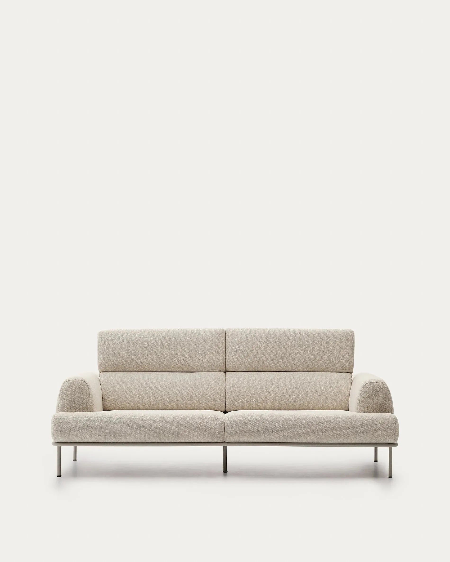 Stilvolles Sofa Aurum, 3-Sitzer, Ecru, 234 cm, verstellbare Kopfstütze, beiges Metallgestell, FSC-zertifiziert, modern.