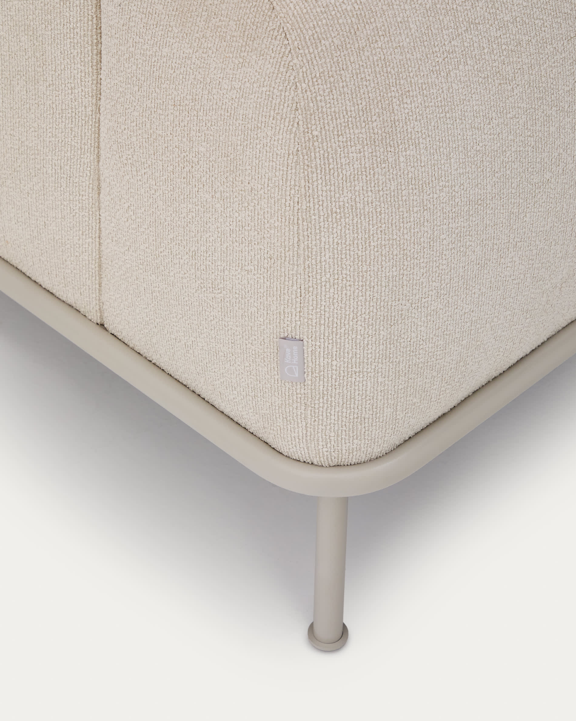 Elegantes 3-Sitzer-Sofa Aurum in Ecru mit verstellbarem Kopfteil und stabiler Metallstruktur. Ideal für Komfort und Stil in jedem Wohnraum.