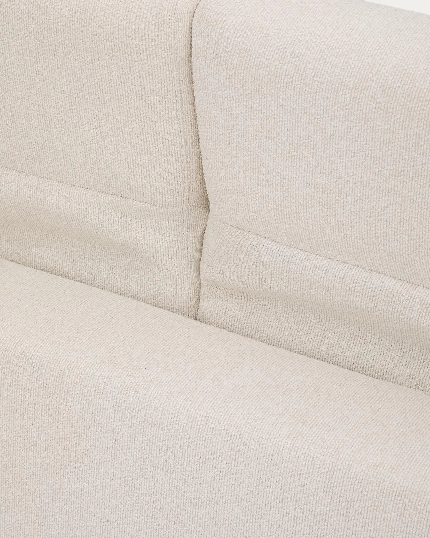 Elegantes 3-Sitzer-Sofa Aurum in Ecru, 234 cm, mit verstellbarer Kopfstütze und beigem Metallgestell, FSC-zertifiziert.