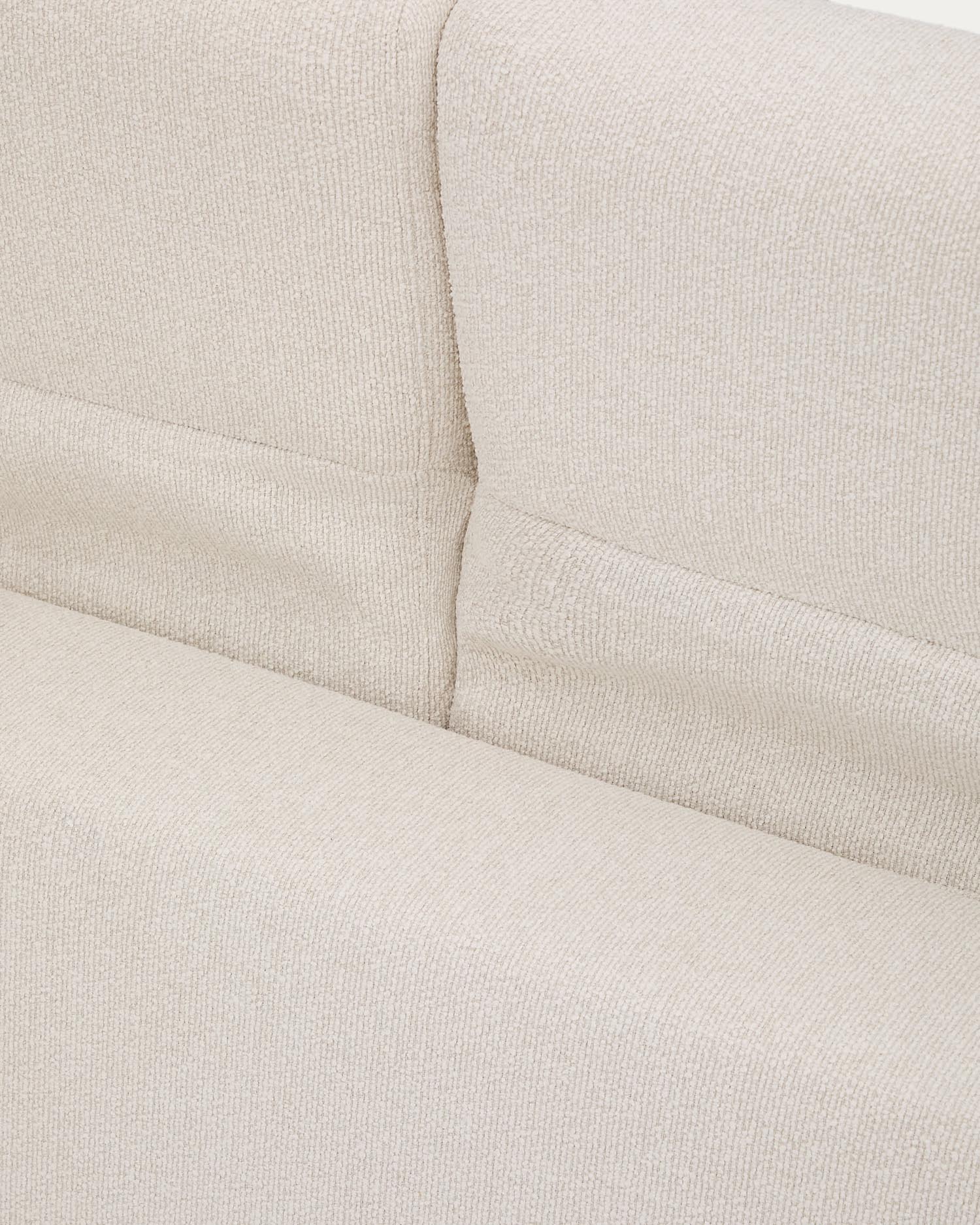 Stilvolles 3-Sitzer-Sofa Aurum in edlem Ecru, mit anpassbarem Kopfteil und robuster Metallbasis. Perfekt für gemütliche Stunden und modernes Wohnen.