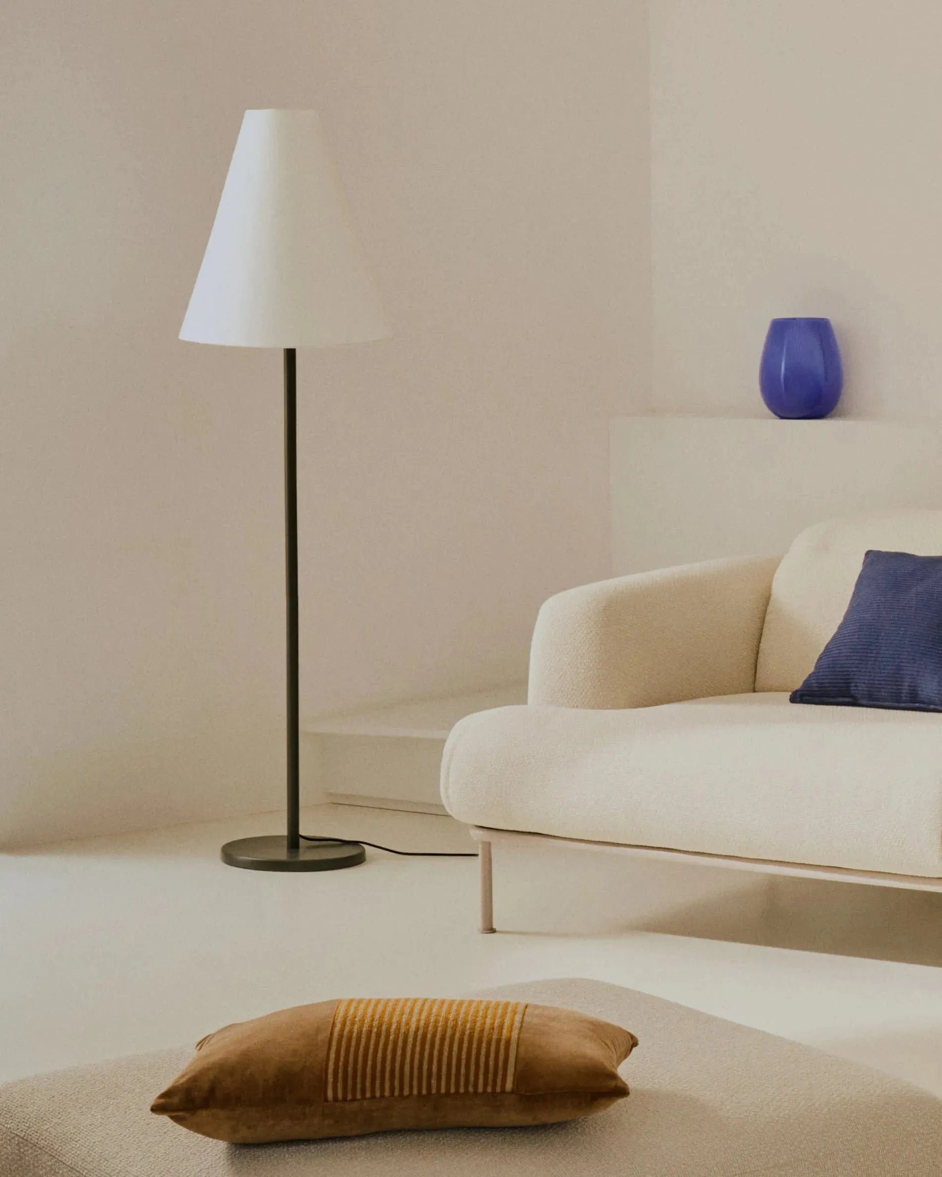 Elegantes 3-Sitzer-Sofa Aurum in Ecru, 234 cm, mit verstellbarer Kopfstütze, beigem Metallgestell, FSC-zertifiziert.