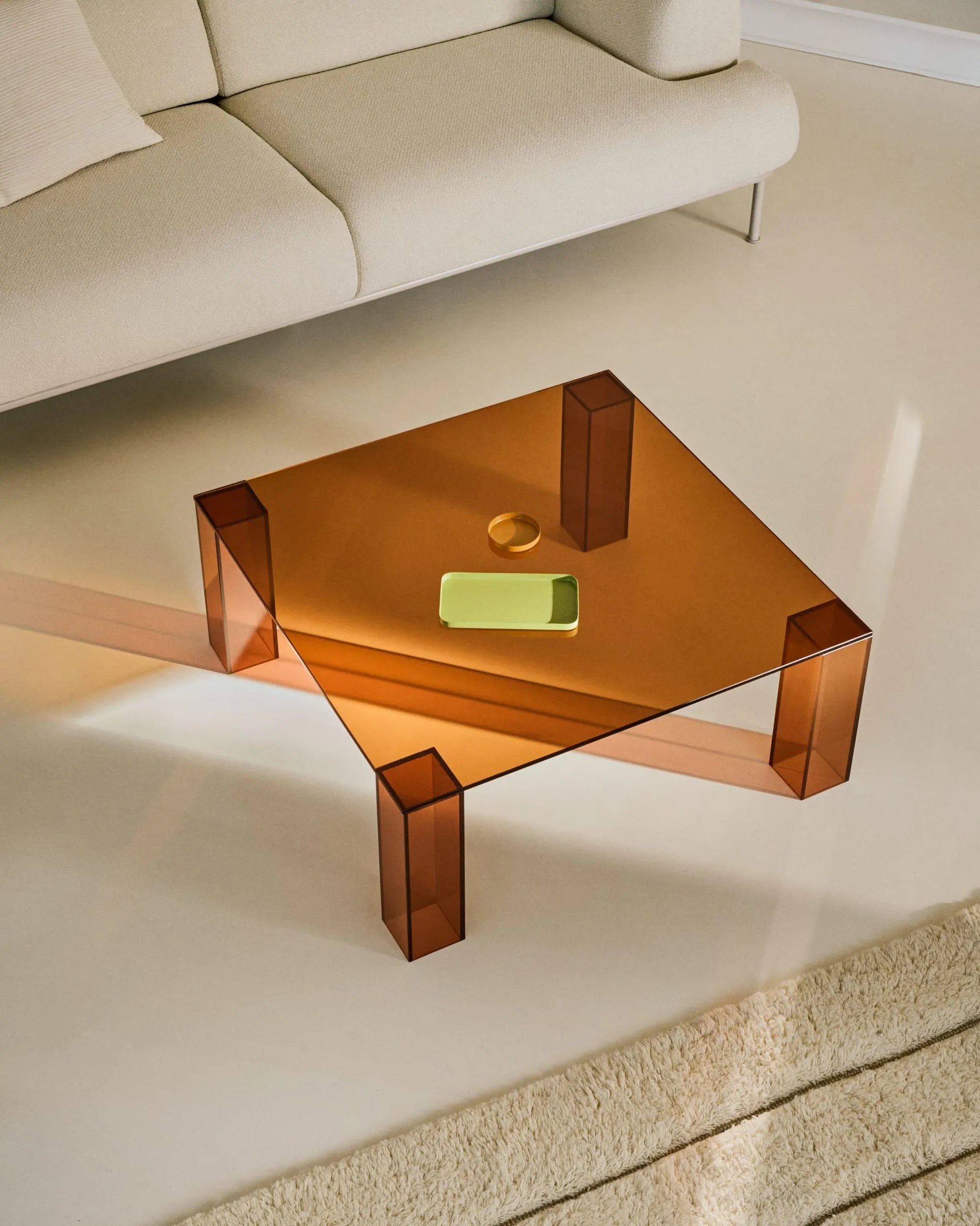 Elegantes 3-Sitzer-Sofa Aurum in Ecru mit verstellbarer Kopfstütze, Metallgestell und FSC-zertifiziertem Holz, 234 cm.
