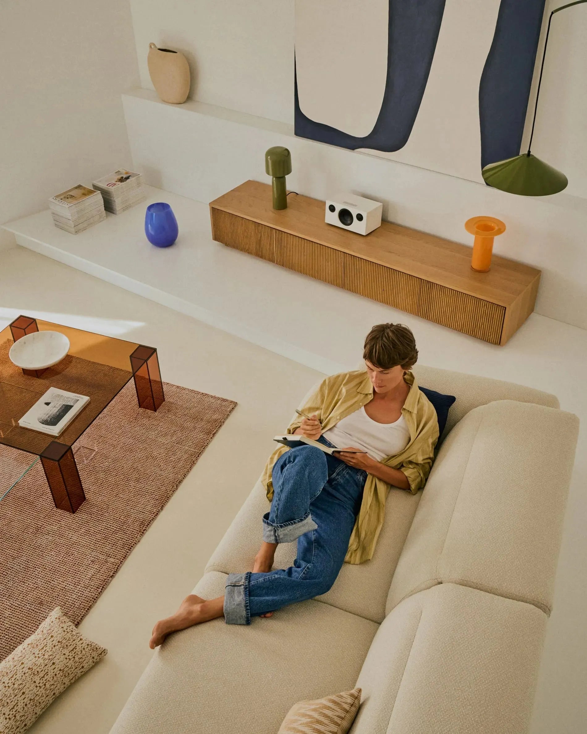 Stilvolles Sofa Aurum, 3-Sitzer, Ecru, 234 cm, verstellbare Kopfstütze, beiges Metallgestell, FSC-zertifiziert, modern.
