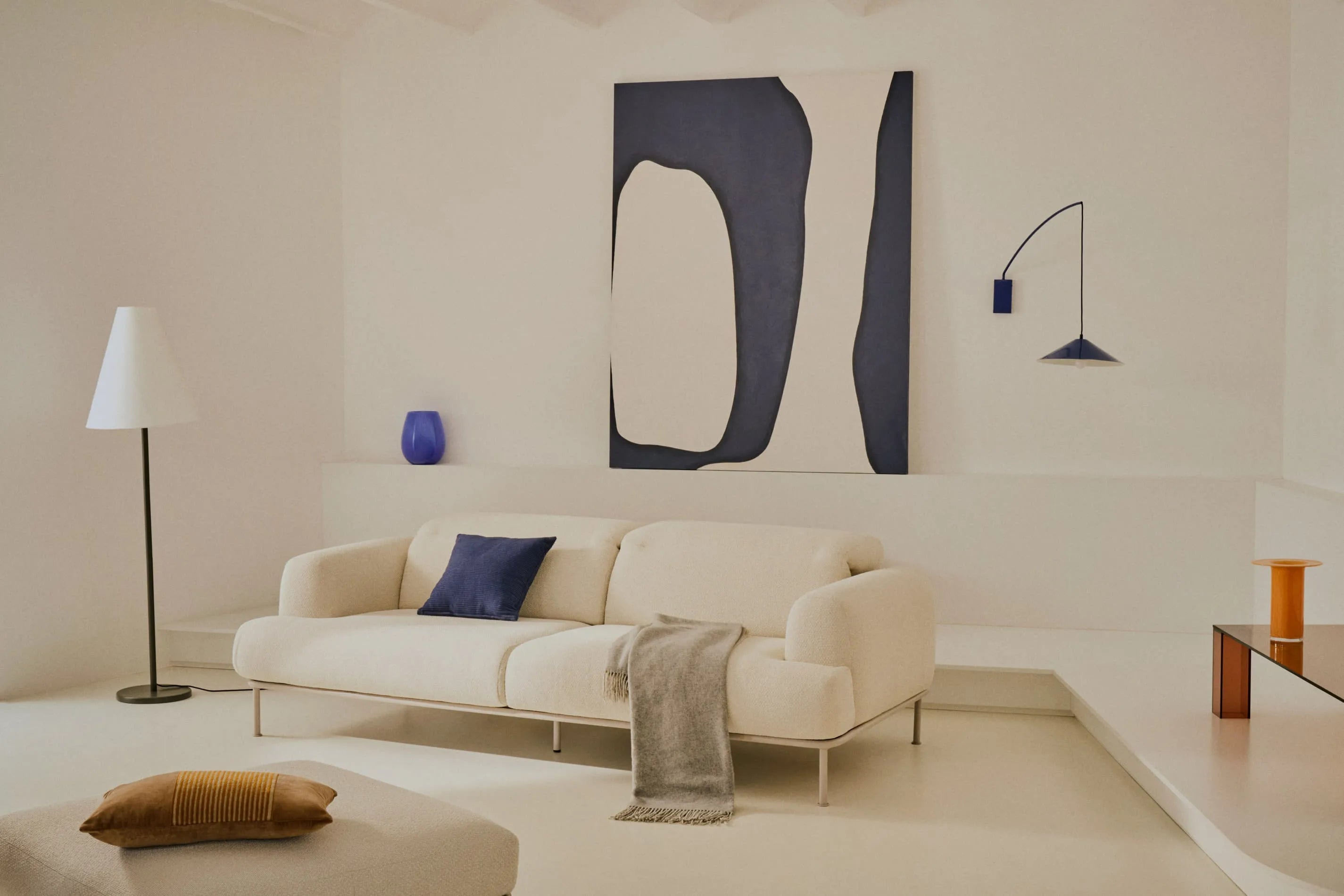 Elegantes 3-Sitzer-Sofa Aurum in Ecru, 234 cm, mit verstellbarer Kopfstütze, beigem Metallgestell, FSC-zertifiziert, modern.