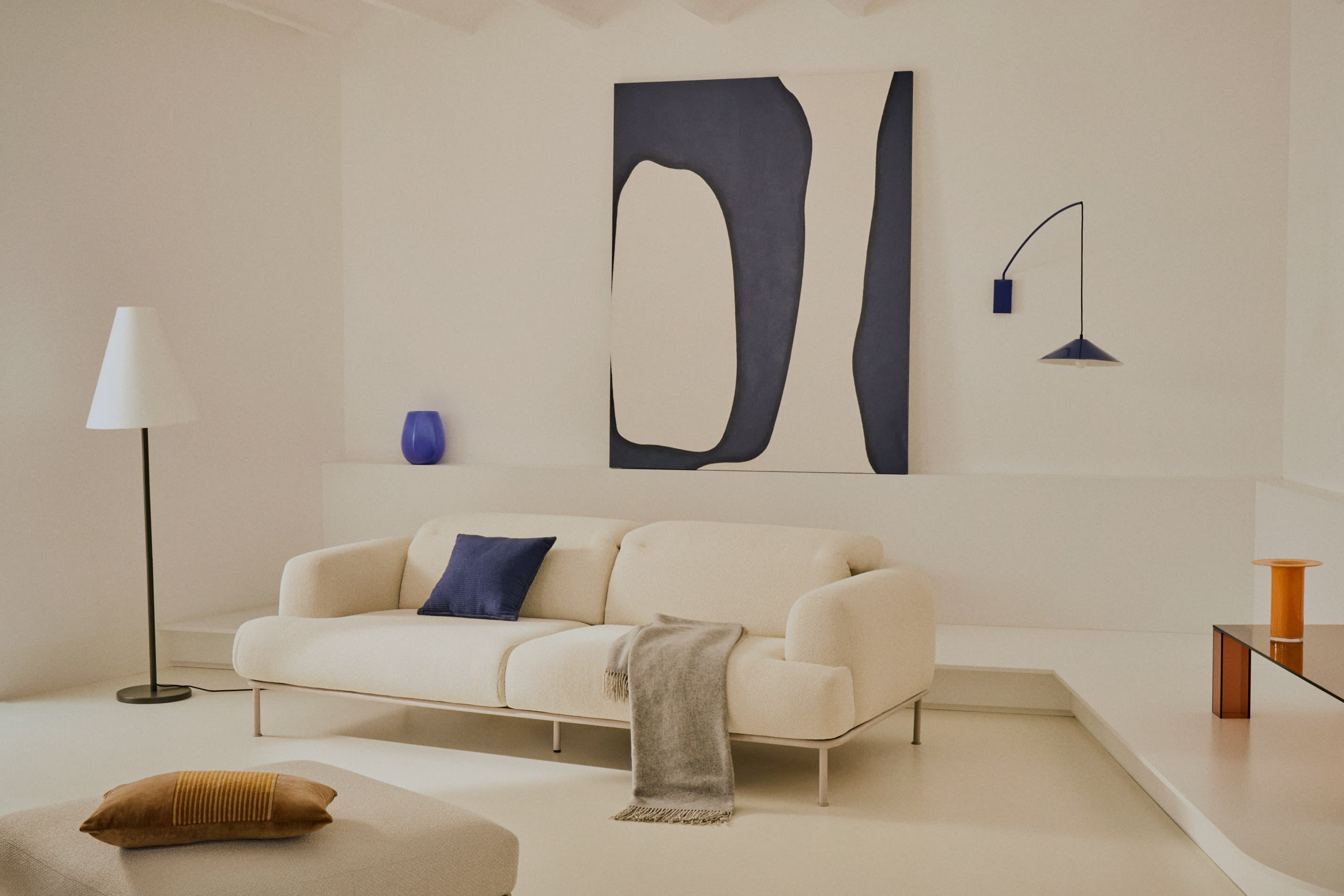Modernes Sofa Aurum, 3-Sitzer, Ecru, 234 cm, mit verstellbarer Kopfstütze, beigem Metallgestell und FSC-zertifiziertem Holz.