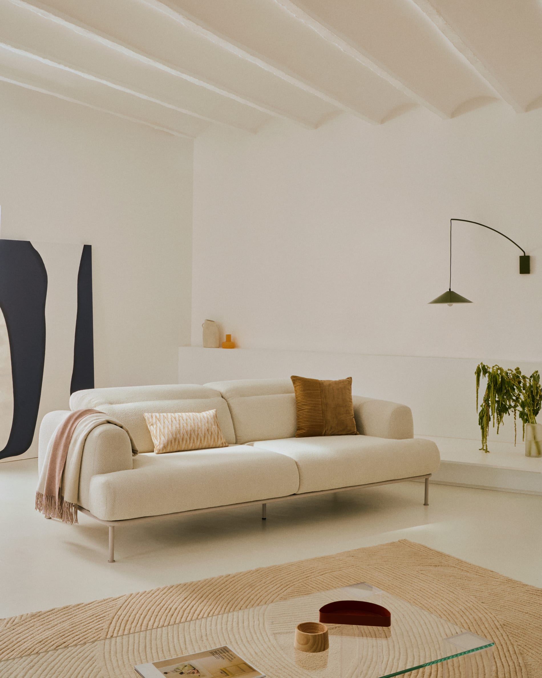 Modernes Sofa Aurum, 3-Sitzer, Ecru, 234 cm, verstellbare Kopfstütze, beiges Metallgestell, FSC-zertifiziert, stilvoll.