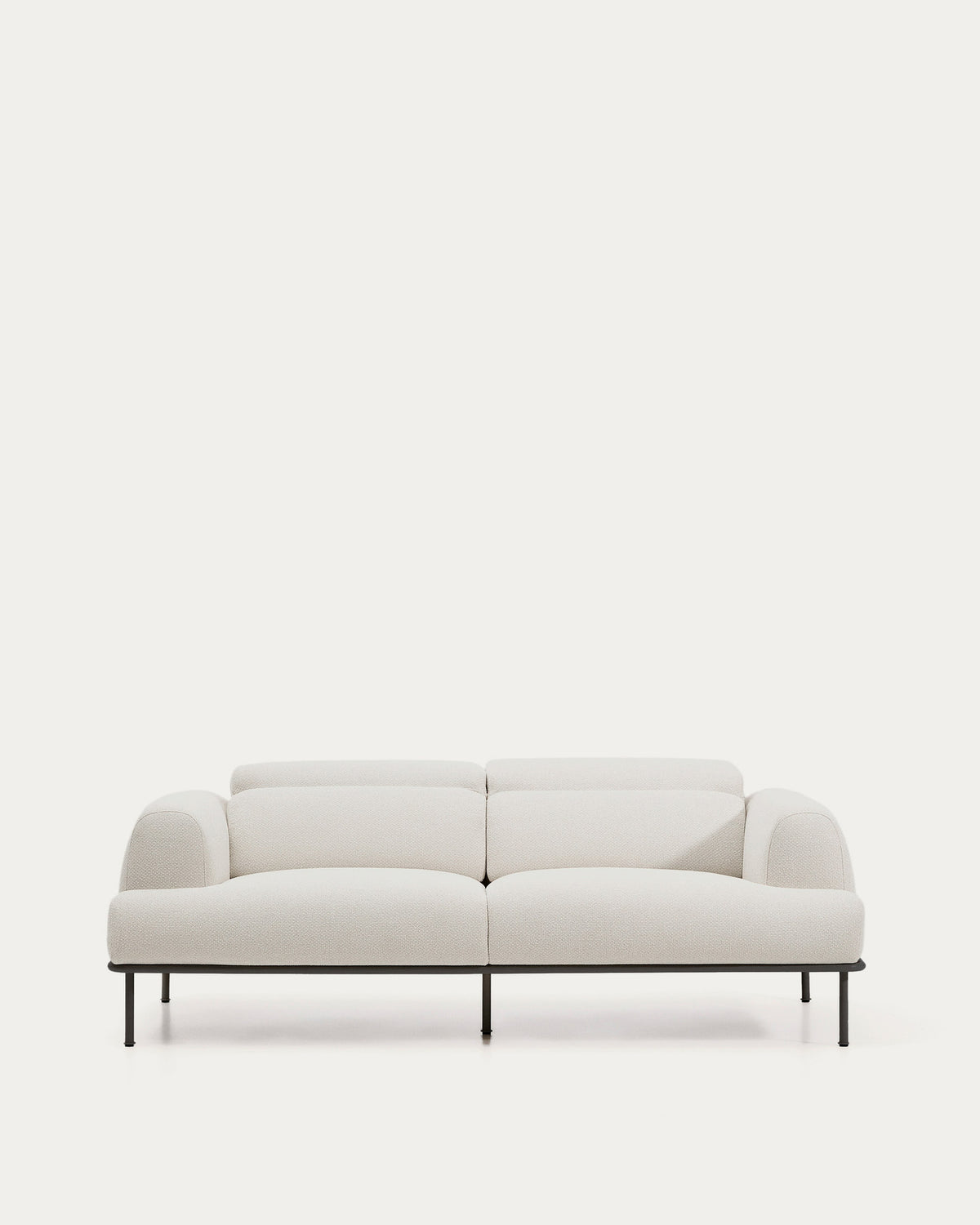 3-Sitzer-Sofa Aurum aus ecrufarbener Chenille mit verstellbarem Kopfteil und mattgrauer Metallbasis 234 cm FSC Mix Credit in Ecru präsentiert im Onlineshop von KAQTU Design AG. 3er Sofa ist von Kave Home