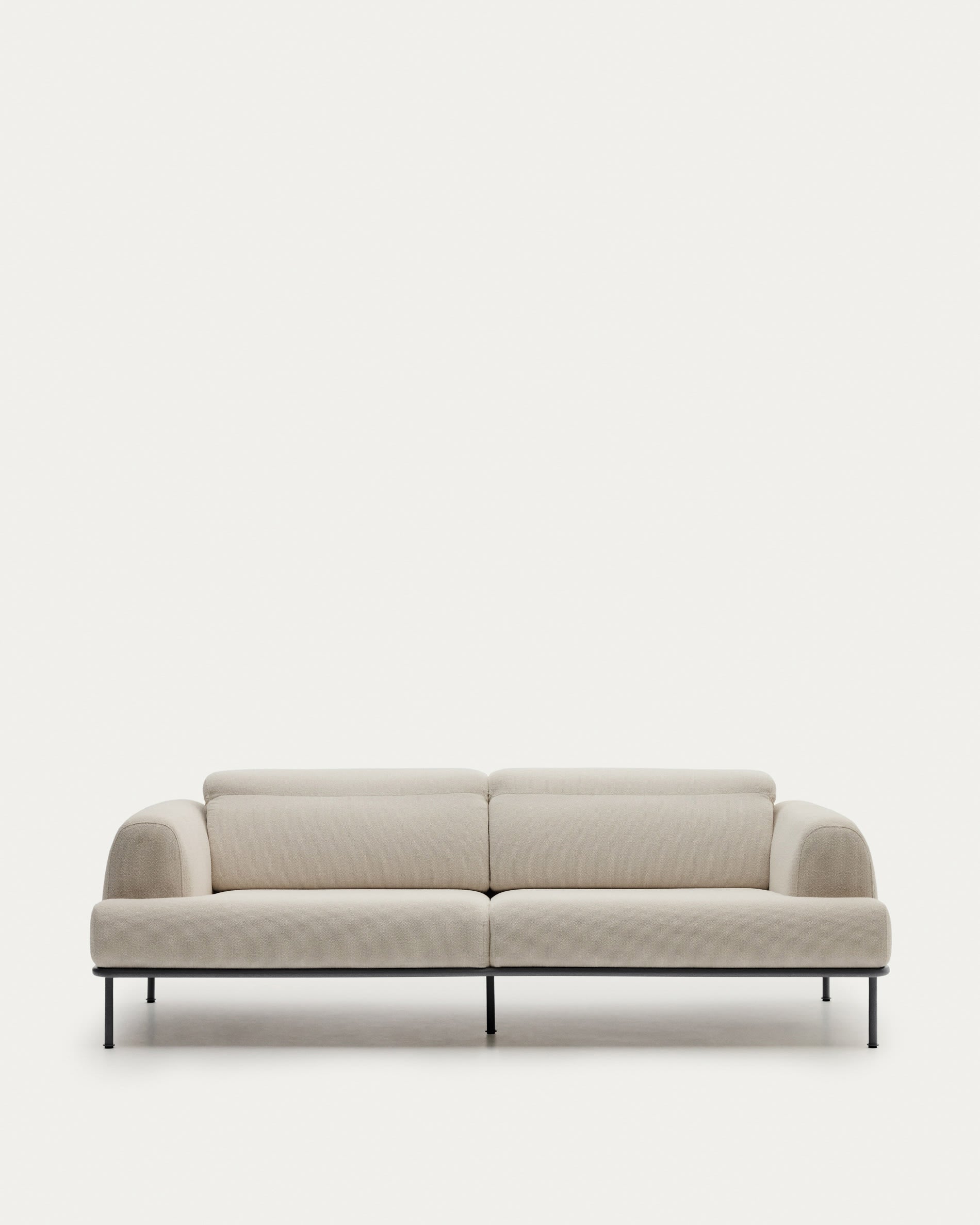 Elegantes 3-Sitzer Sofa Aurum in Ecru mit verstellbarer Kopfstütze, mattgrauem Metallgestell, pflegeleichtem Chenille-Bezug, FSC-zertifiziert.