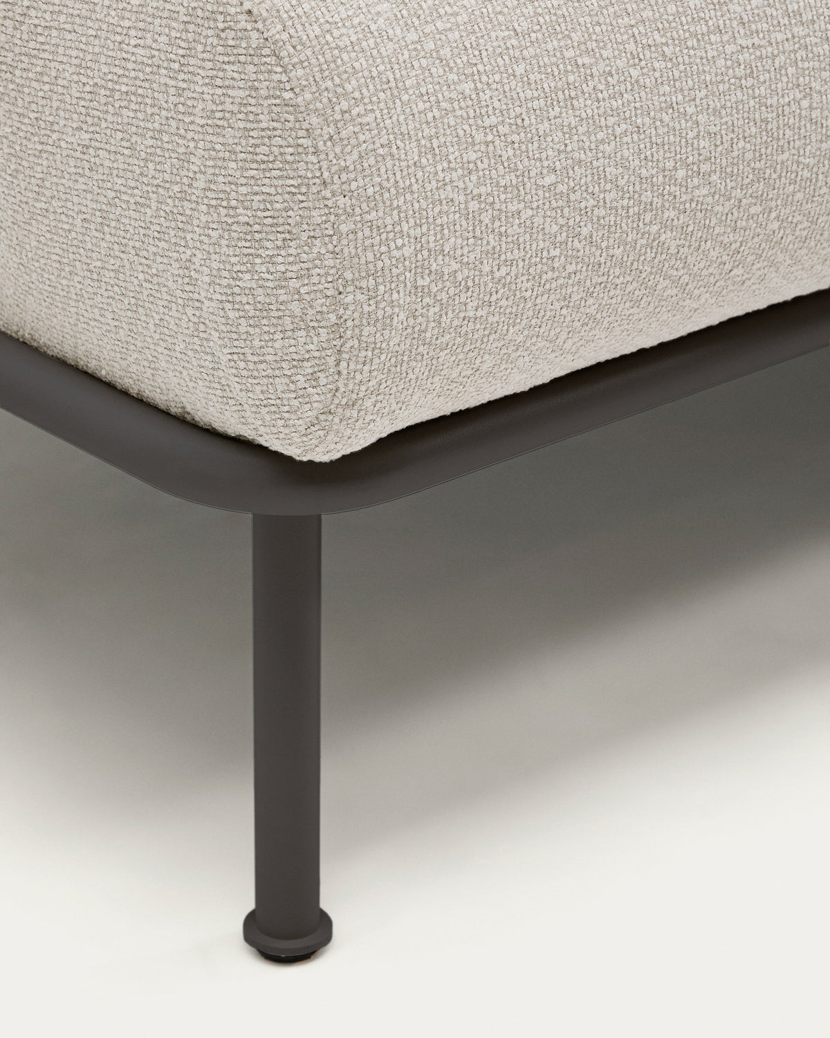 3-Sitzer-Sofa Aurum aus ecrufarbener Chenille mit verstellbarem Kopfteil und mattgrauer Metallbasis 234 cm FSC Mix Credit in Ecru präsentiert im Onlineshop von KAQTU Design AG. 3er Sofa ist von Kave Home