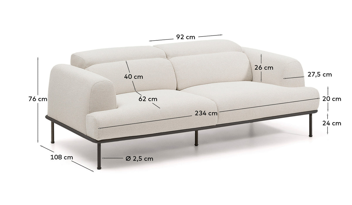 3-Sitzer-Sofa Aurum aus ecrufarbener Chenille mit verstellbarem Kopfteil und mattgrauer Metallbasis 234 cm FSC Mix Credit in Ecru präsentiert im Onlineshop von KAQTU Design AG. 3er Sofa ist von Kave Home