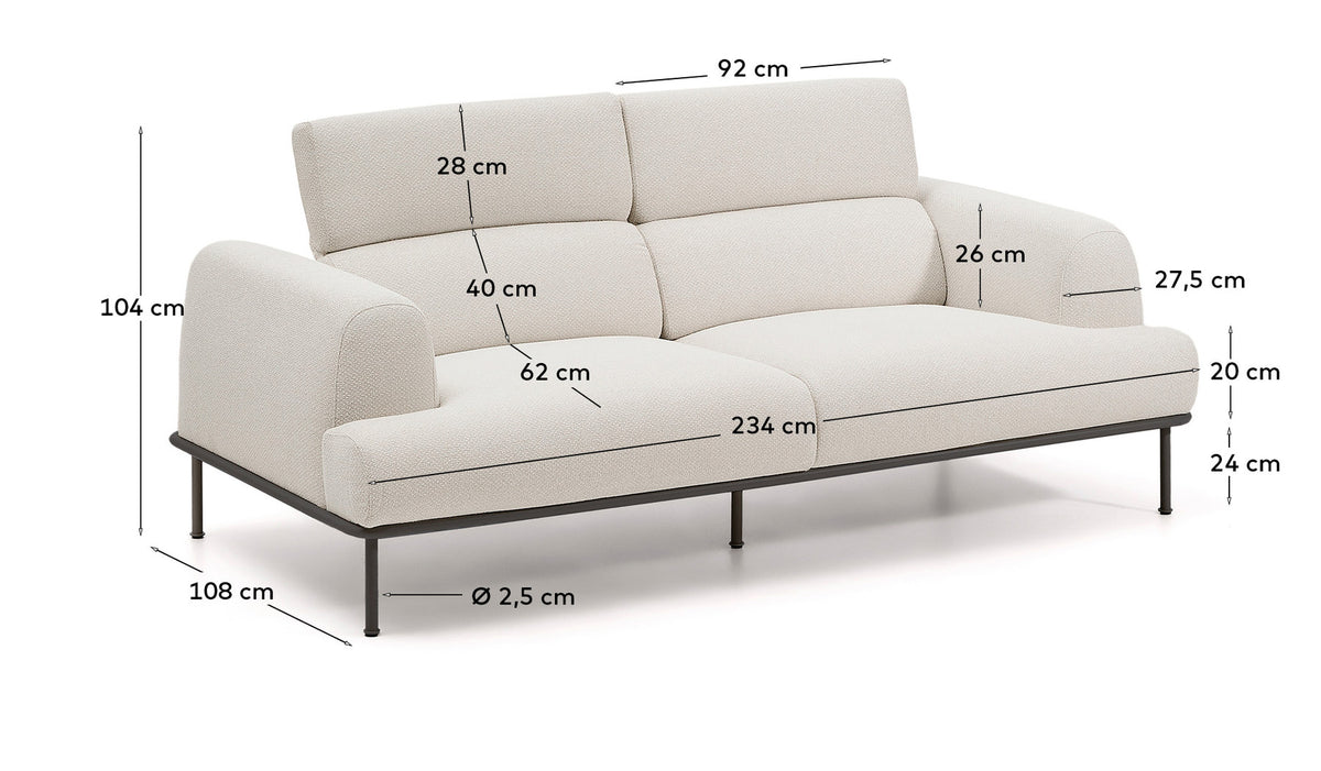 3-Sitzer-Sofa Aurum aus ecrufarbener Chenille mit verstellbarem Kopfteil und mattgrauer Metallbasis 234 cm FSC Mix Credit in Ecru präsentiert im Onlineshop von KAQTU Design AG. 3er Sofa ist von Kave Home