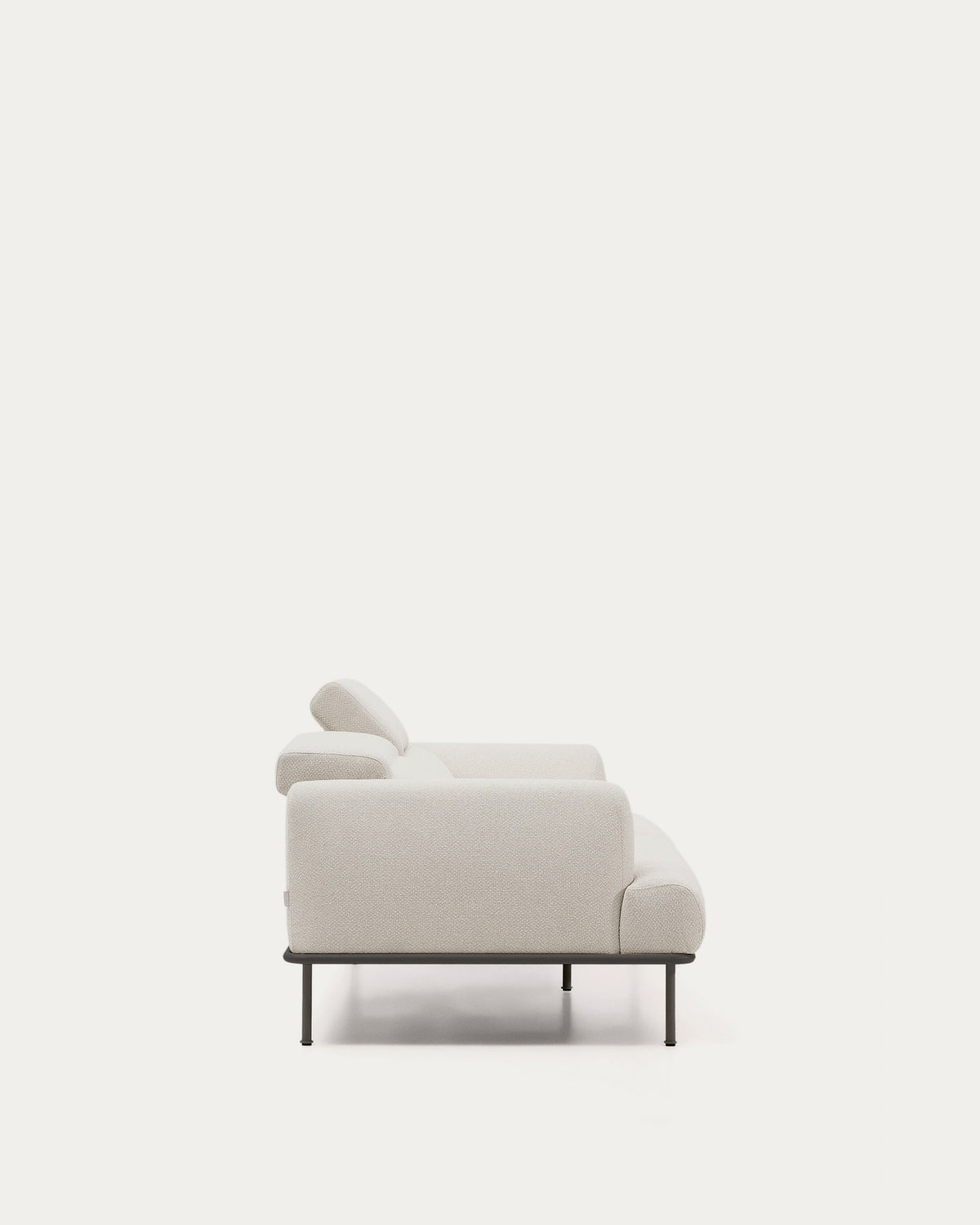 3-Sitzer-Sofa Aurum aus ecrufarbener Chenille mit verstellbarem Kopfteil und mattgrauer Metallbasis 234 cm FSC Mix Credit in Ecru präsentiert im Onlineshop von KAQTU Design AG. 3er Sofa ist von Kave Home