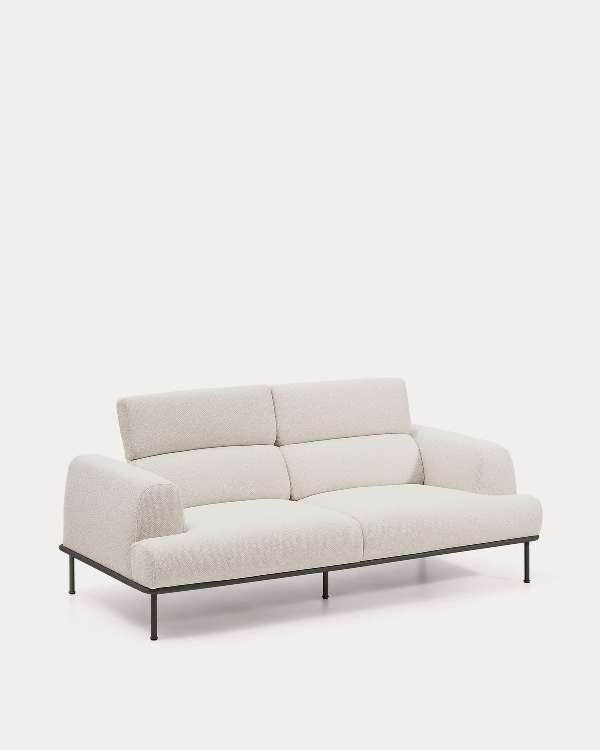 3-Sitzer-Sofa Aurum aus ecrufarbener Chenille mit verstellbarem Kopfteil und mattgrauer Metallbasis 234 cm FSC Mix Credit in Ecru präsentiert im Onlineshop von KAQTU Design AG. 3er Sofa ist von Kave Home