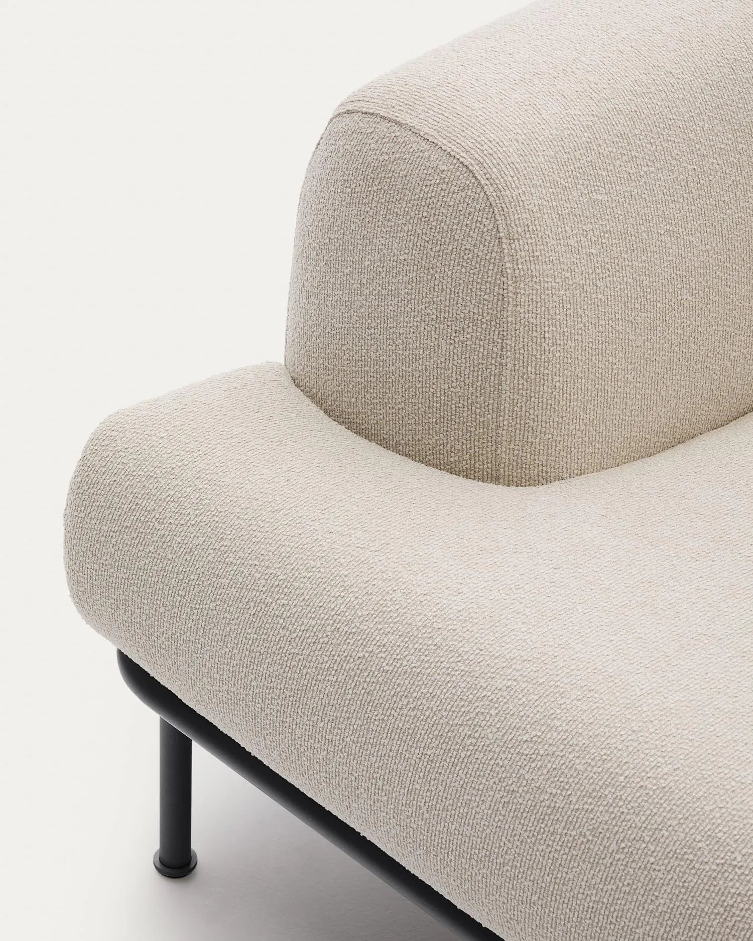 Elegantes 3-Sitzer-Sofa Aurum in Ecru mit verstellbaren Kopfstützen, mattem Metallgestell und FSC-zertifiziertem Holz.