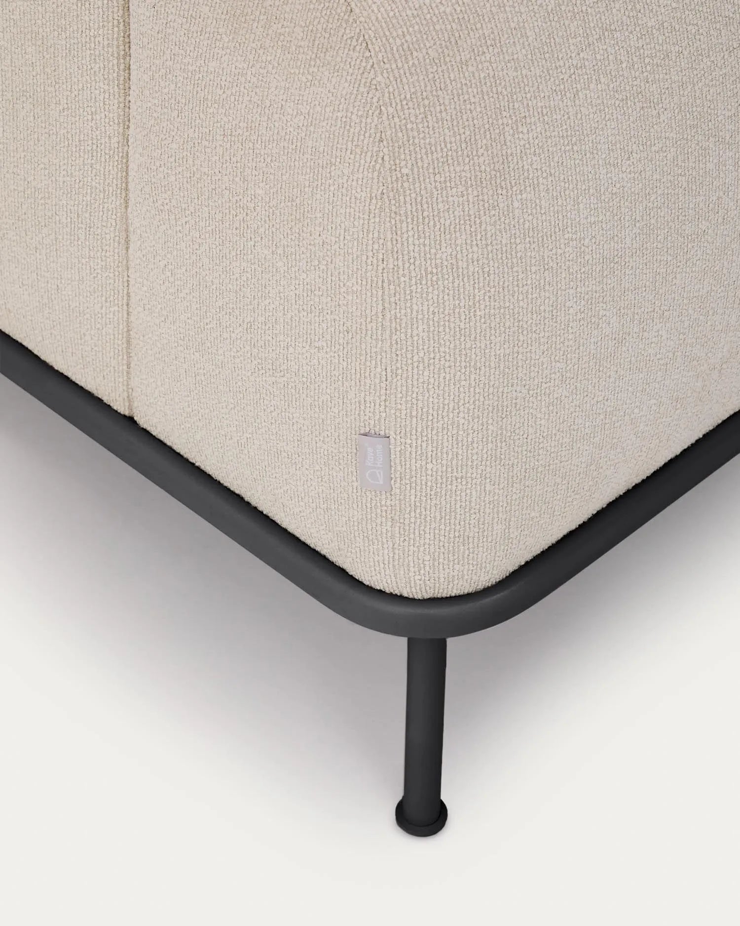 Elegantes 3-Sitzer-Sofa Aurum in Ecru mit verstellbaren Kopfstützen, mattem Metallgestell und FSC-zertifiziertem Holz.