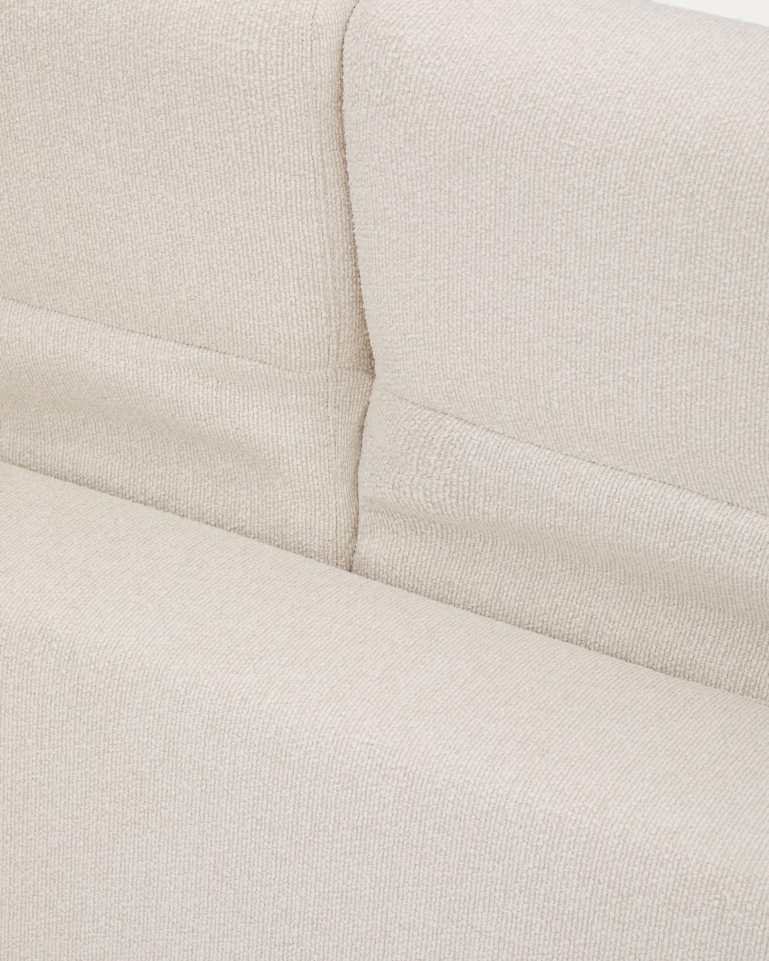 Elegantes 3-Sitzer-Sofa Aurum in Ecru, mit verstellbarem Kopfteil, stabiler mattgrauer Metallbasis und pflegeleichtem Chenille-Bezug für höchsten Komfort.