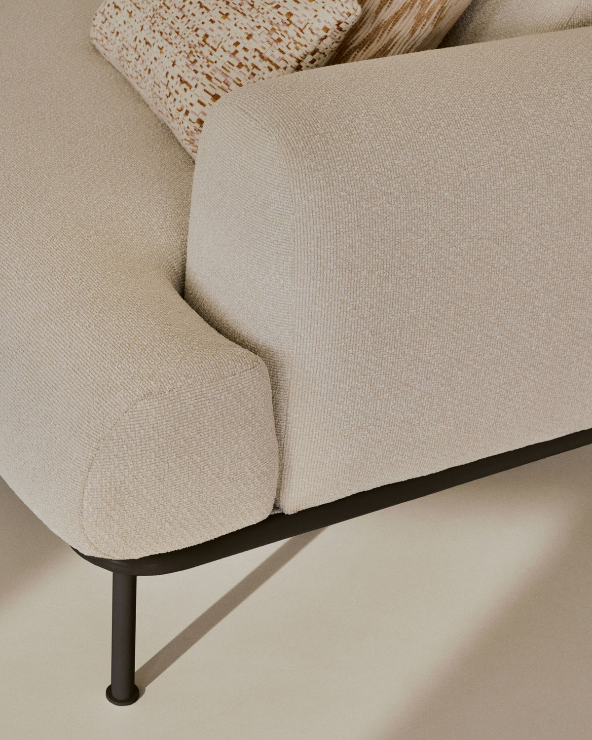 3-Sitzer-Sofa Aurum aus ecrufarbener Chenille mit verstellbarem Kopfteil und mattgrauer Metallbasis 234 cm FSC Mix Credit in Ecru präsentiert im Onlineshop von KAQTU Design AG. 3er Sofa ist von Kave Home