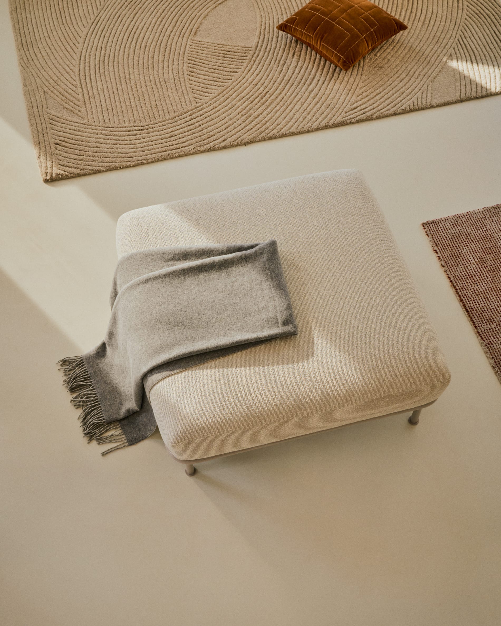 Elegante Fussablage Aurum in Ecru, 85 x 85 cm, mit weichem Chenille-Bezug und robuster Metallbasis. Perfekt für stilvolle Wohnräume.