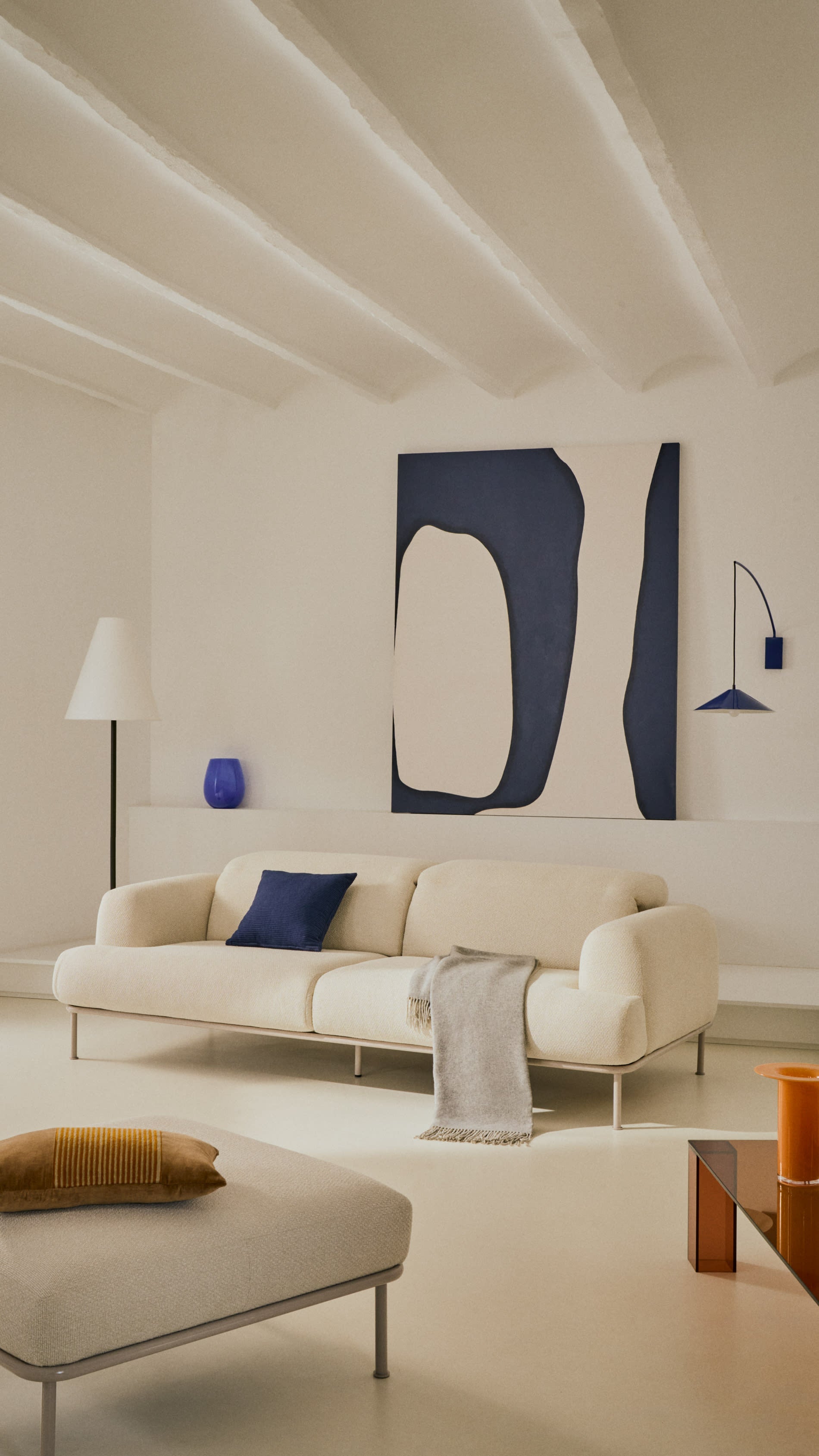 Elegante Fussstütze Aurum in Ecru, 85x85 cm, mit beigem Metallgestell, FSC-zertifiziert, modern und umweltfreundlich.