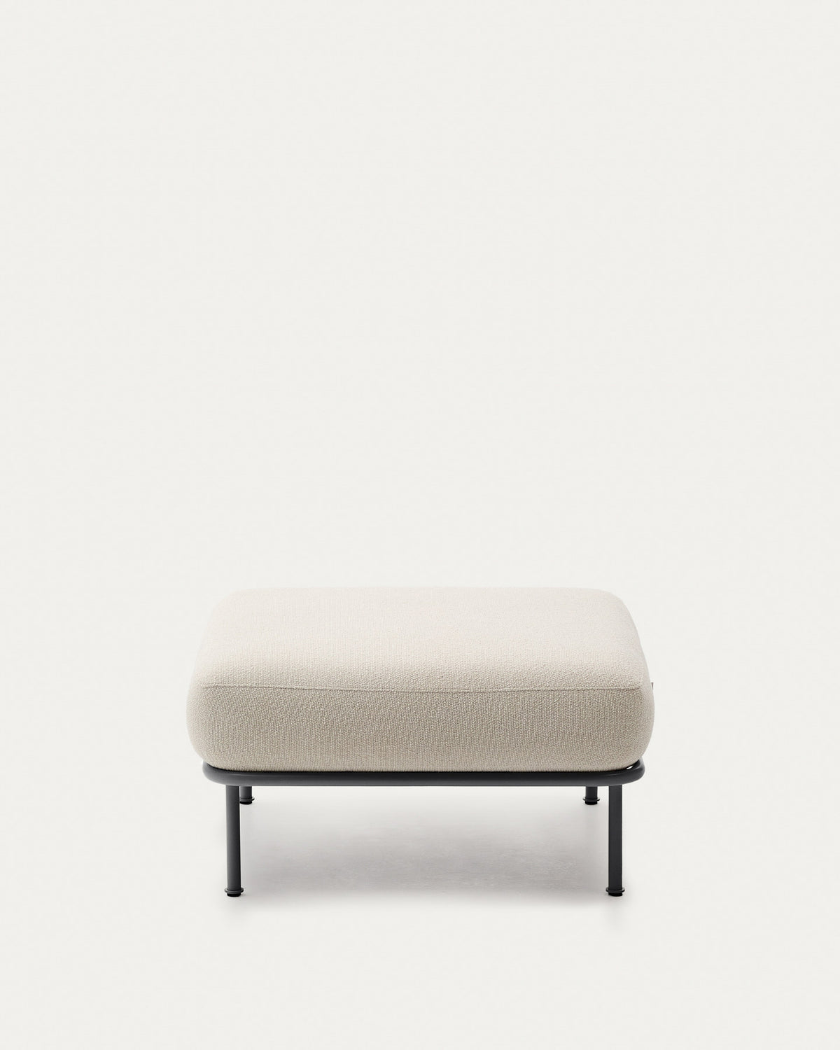 Fussablage Aurum aus ecrufarbener Chenille und mattgrauer Metallbasis 85 x 85 cm FSC Mix Credit in Ecru präsentiert im Onlineshop von KAQTU Design AG. Pouf ist von Kave Home