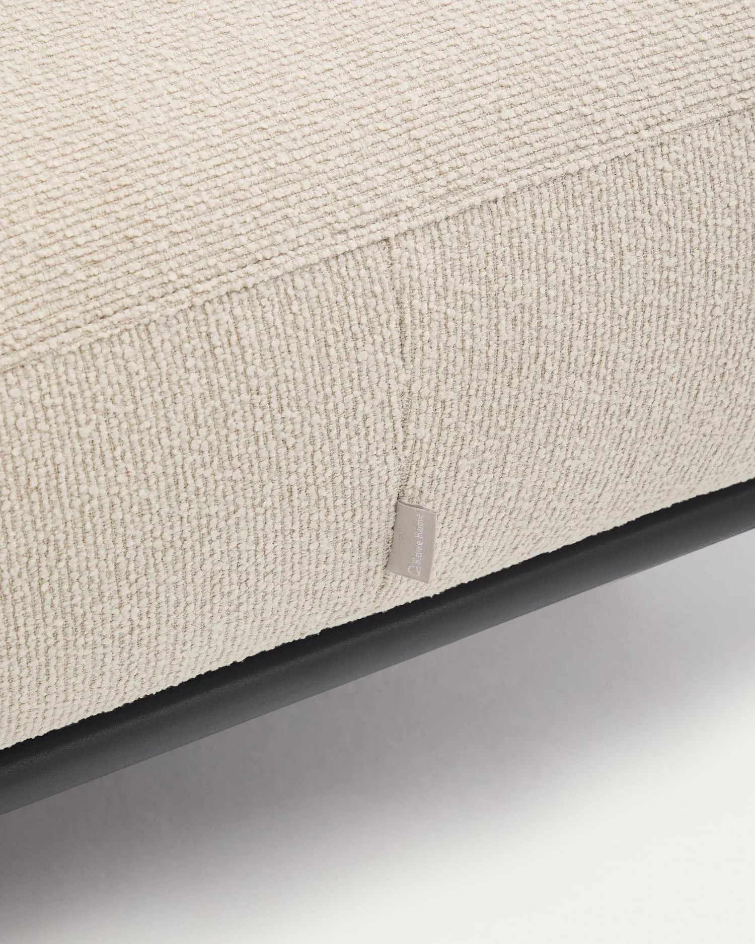 Elegante Fussstütze Aurum in Ecru, 85x85 cm, mit robustem mattgrauem Metallgestell, FSC-zertifiziert, von Kave Home.