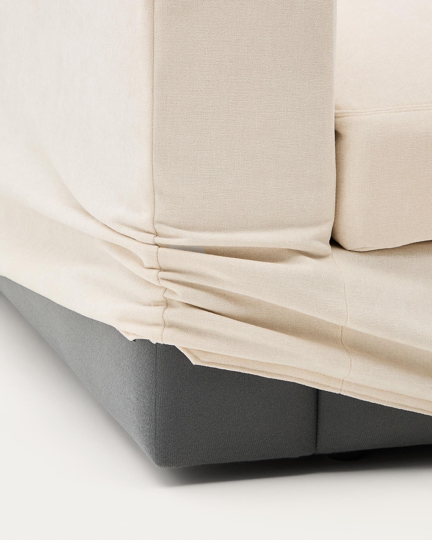 Modulares Sofa Alea für 3 Personen mit abnehmbarem Bezug aus Chenille in Ecru, 220 cm in Ecru präsentiert im Onlineshop von KAQTU Design AG. 3er Sofa ist von Kave Home