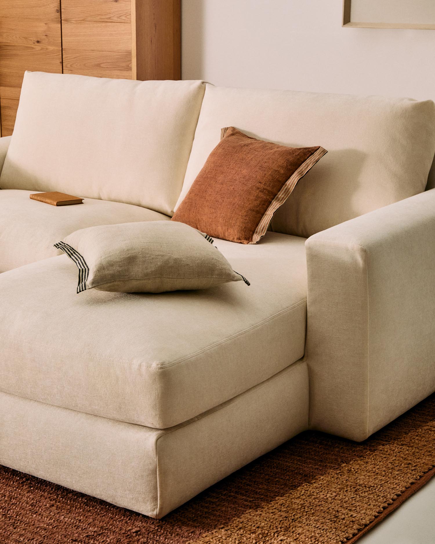 Modulares Sofa Alea für 3 Personen mit abnehmbarem Bezug aus Chenille mit Chaiselongue rechts in Ecru, 220 cm in Ecru präsentiert im Onlineshop von KAQTU Design AG. 3er Sofa ist von Kave Home