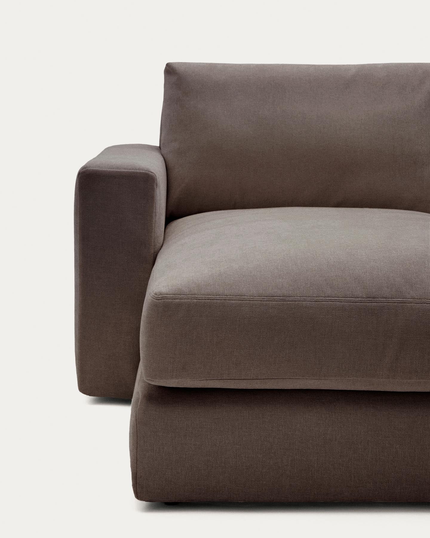 Modulares Sofa Alea für 3 Personen mit abnehmbarem Bezug aus Chenille mit Chaiselongue links in Dunkelbraun, 220 cm in Dunkelbraun präsentiert im Onlineshop von KAQTU Design AG. 3er Sofa ist von Kave Home