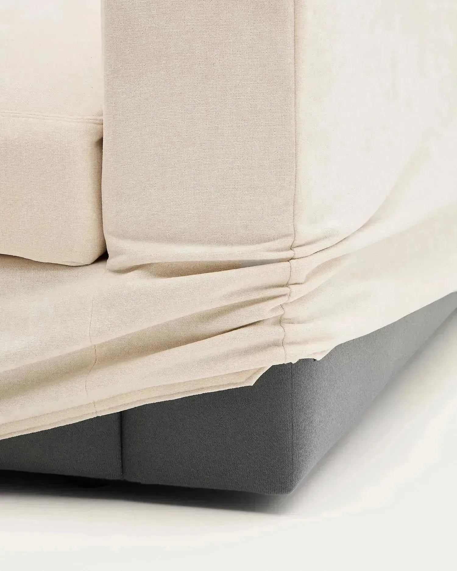 Modulares Sofa Alea für 3 Personen mit abnehmbarem Bezug aus Chenille mit Chaiselongue links in Ecru, 220 cm in Ecru präsentiert im Onlineshop von KAQTU Design AG. 3er Sofa ist von Kave Home