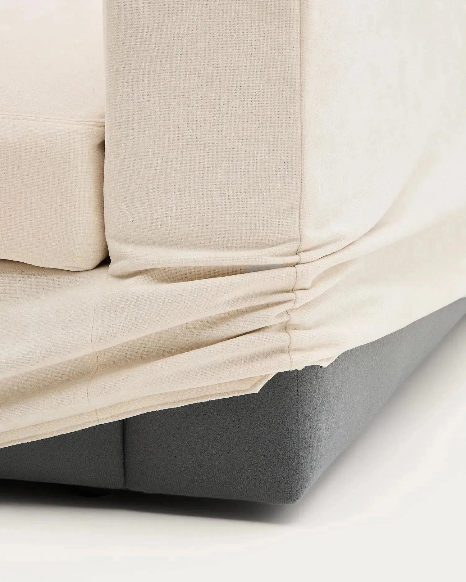 Modulares Sofa Alea für 3 Personen mit abnehmbarem Bezug aus Chenille mit Chaiselongue links in Ecru, 220 cm in Ecru präsentiert im Onlineshop von KAQTU Design AG. 3er Sofa ist von Kave Home