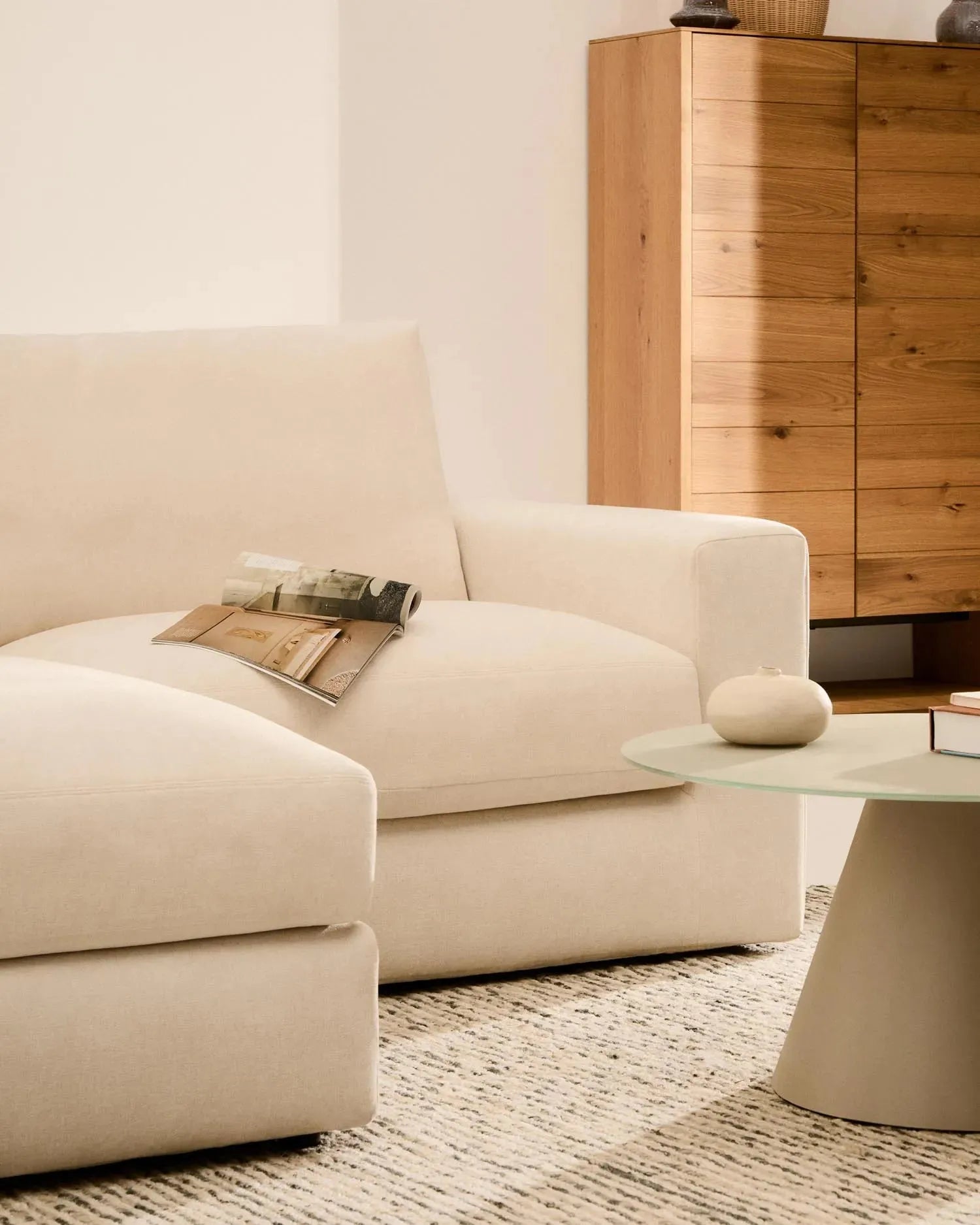 Modulares Sofa Alea für 3 Personen mit abnehmbarem Bezug aus Chenille mit Chaiselongue links in Ecru, 220 cm in Ecru präsentiert im Onlineshop von KAQTU Design AG. 3er Sofa ist von Kave Home
