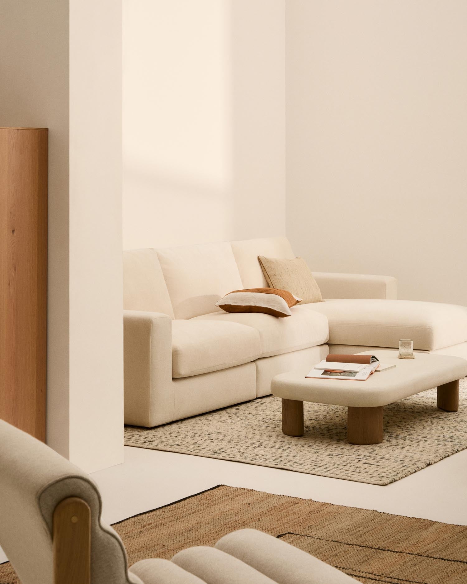 Modulares Sofa Alea für 4 Personen mit abnehmbarem Bezug aus Chenille mit Chaiselongue rechts in Ecru, 310 cm in Ecru präsentiert im Onlineshop von KAQTU Design AG. 4er Sofa ist von Kave Home