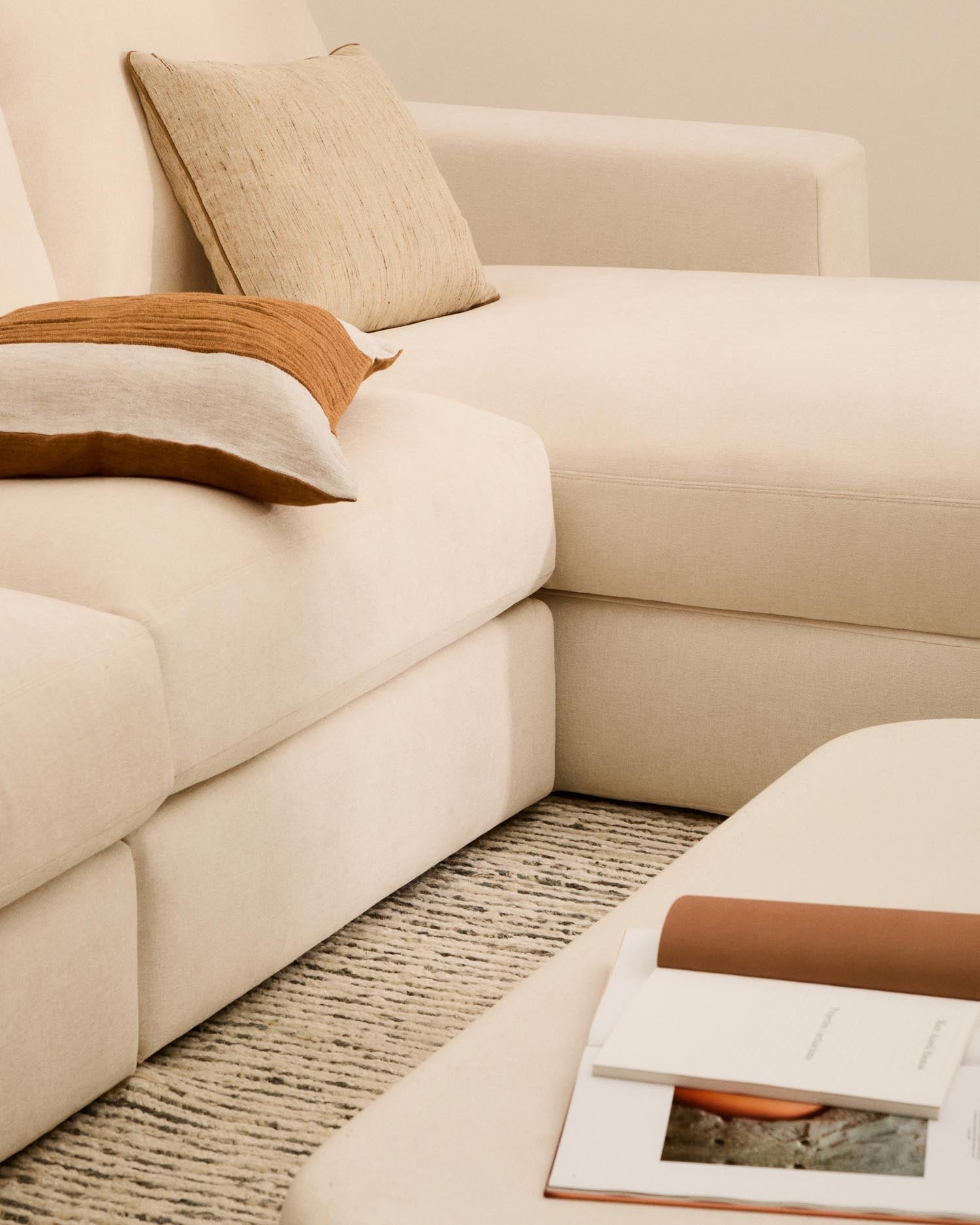 Modulares Sofa Alea für 4 Personen mit abnehmbarem Bezug aus Chenille mit Chaiselongue rechts in Ecru, 310 cm in Ecru präsentiert im Onlineshop von KAQTU Design AG. 4er Sofa ist von Kave Home