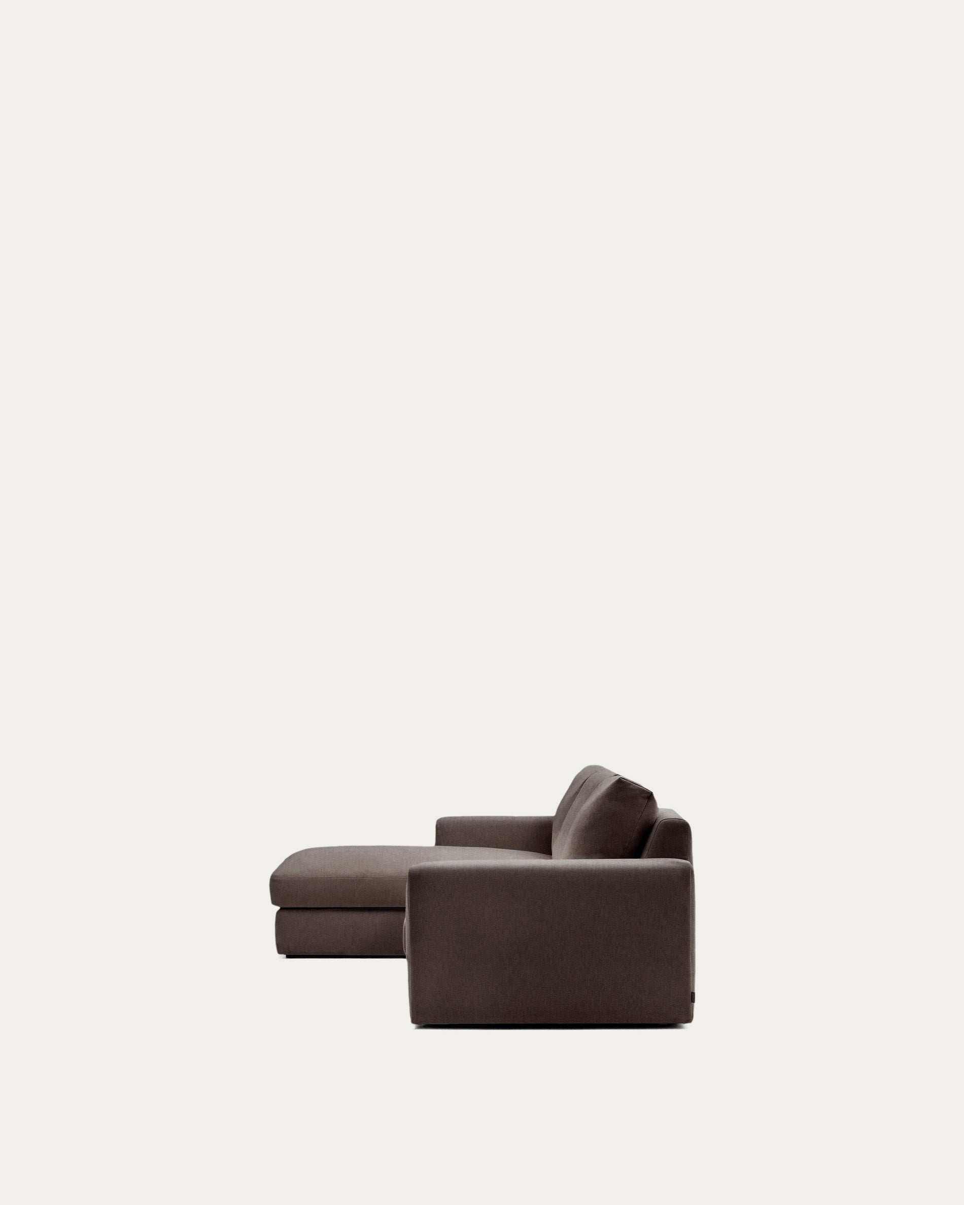 Modulares Sofa Alea für 4 Personen mit abnehmbarem Bezug aus Chenille mit Chaiselongue links in Dunkelbraun, 310 cm in Dunkelbraun präsentiert im Onlineshop von KAQTU Design AG. 3er Sofa ist von Kave Home