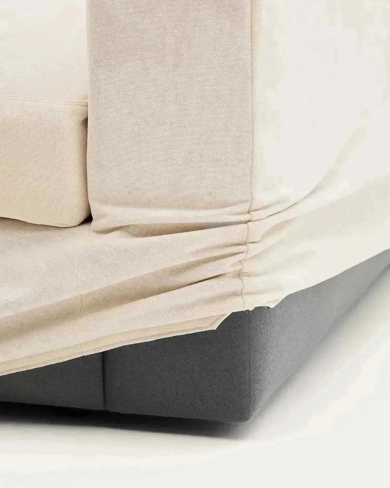 Modulares Sofa Alea für 4 Personen mit abnehmbarem Bezug aus Chenille mit Chaiselongue links in Ecru, 310 cm in Ecru präsentiert im Onlineshop von KAQTU Design AG. 4er Sofa ist von Kave Home