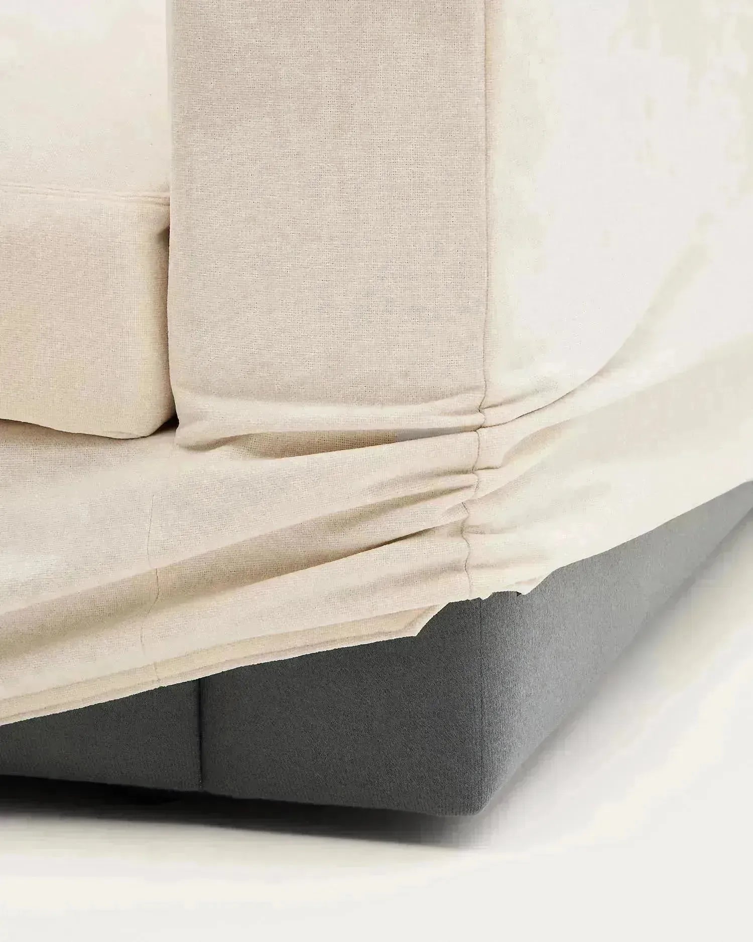 Modulares Sofa Alea für 4 Personen mit abnehmbarem Bezug aus Chenille mit Chaiselongue links in Ecru, 310 cm in Ecru präsentiert im Onlineshop von KAQTU Design AG. 4er Sofa ist von Kave Home