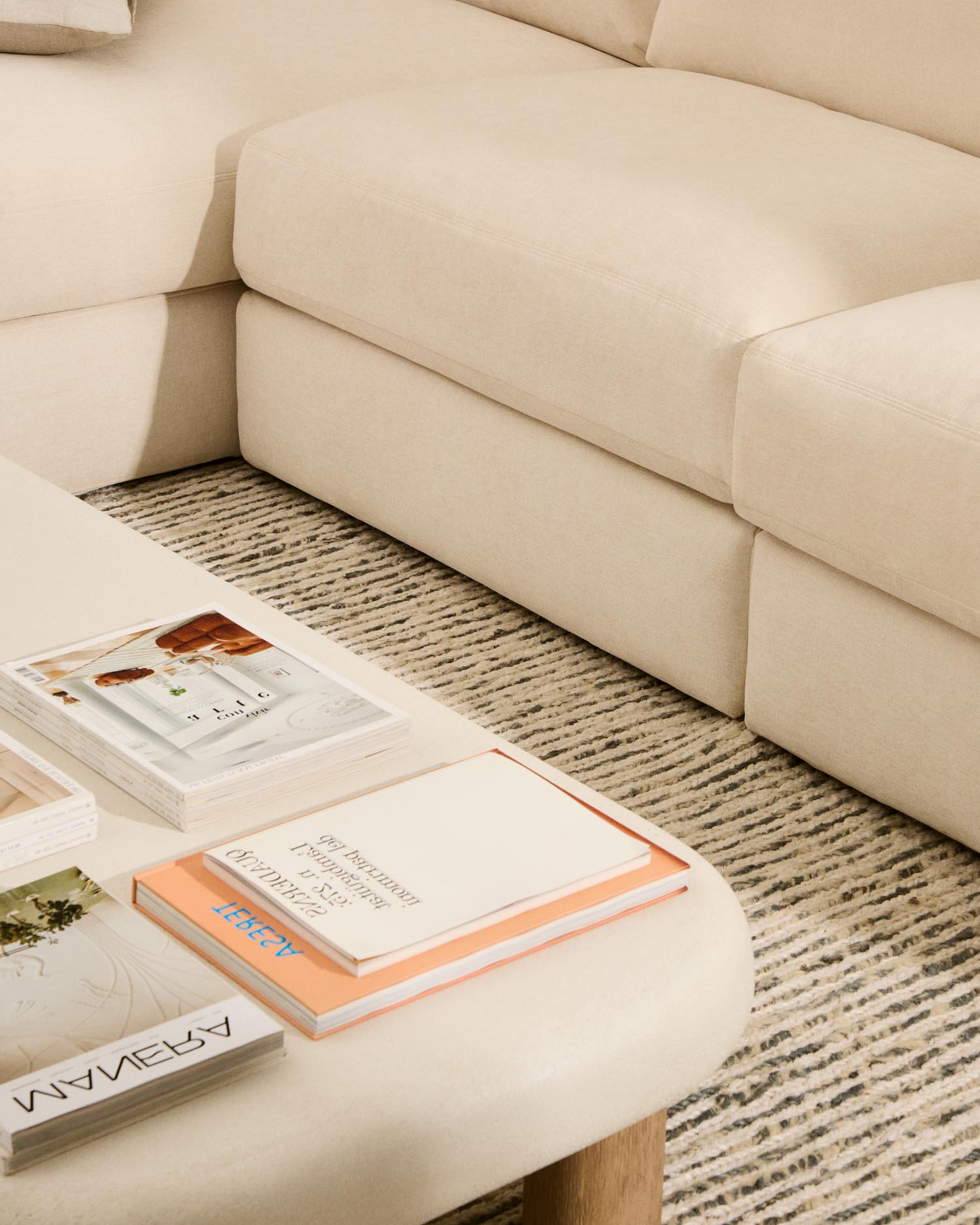 Modulares Sofa Alea für 4 Personen mit abnehmbarem Bezug aus Chenille mit Chaiselongue links in Ecru, 310 cm in Ecru präsentiert im Onlineshop von KAQTU Design AG. 4er Sofa ist von Kave Home