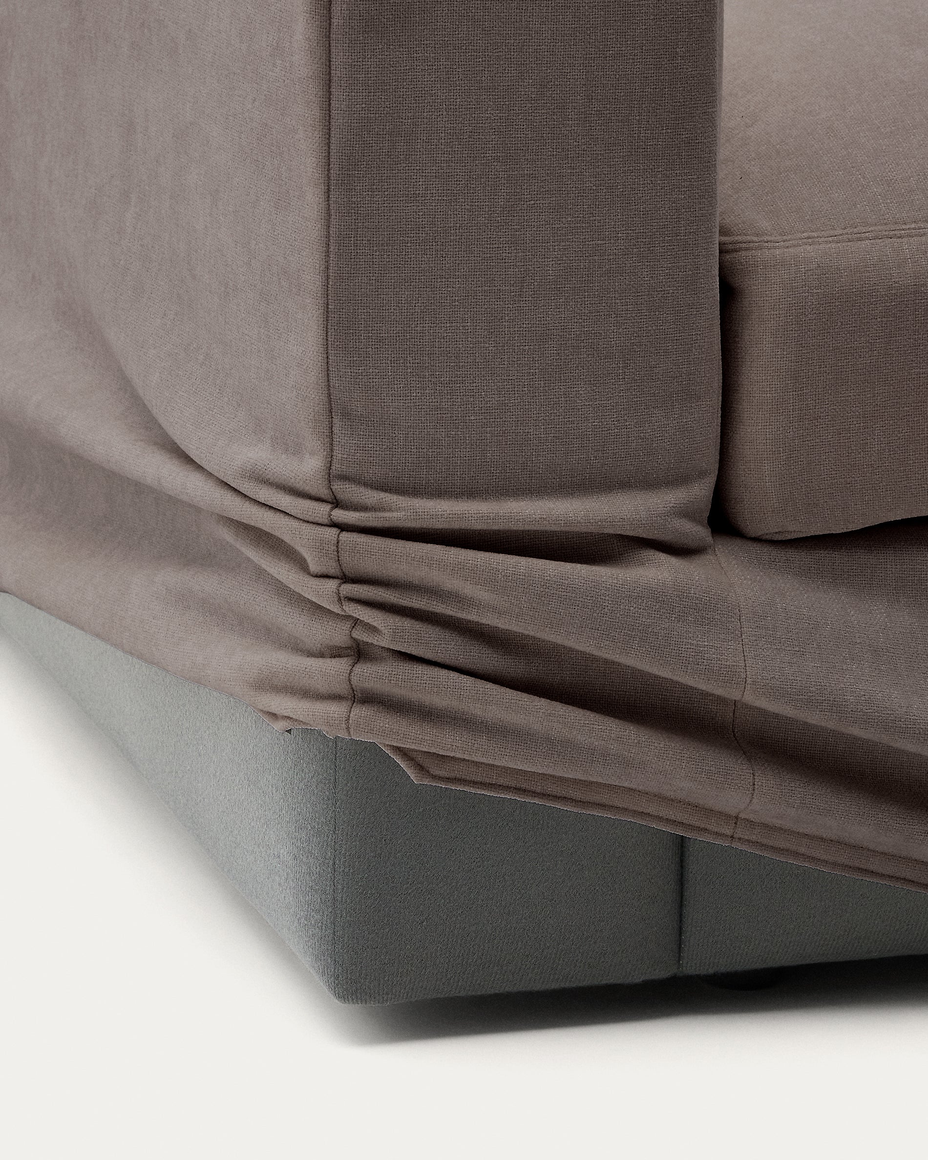 Modulares Sofa Alea für 5 Personen mit abnehmbarem Bezug aus dunkelbrauner Chenille und Chaiselongue rechts, 340 cm in Dunkelbraun präsentiert im Onlineshop von KAQTU Design AG. 5er Sofa ist von Kave Home