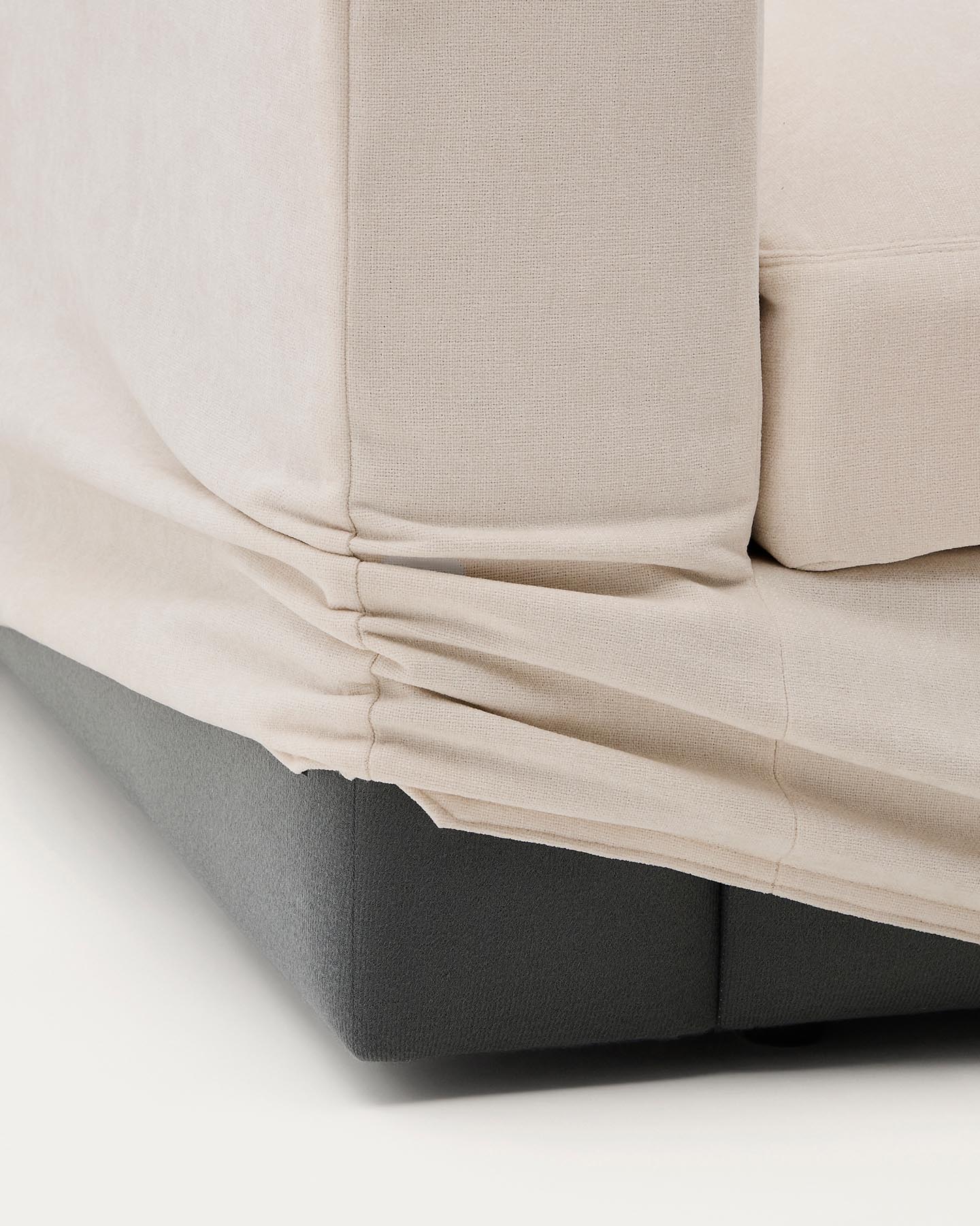 Modulares Sofa Alea für 5 Personen mit abnehmbarem Bezug aus Chenille mit Chaiselongue rechts in Beige, 340 cm in Beige präsentiert im Onlineshop von KAQTU Design AG. 3er Sofa ist von Kave Home