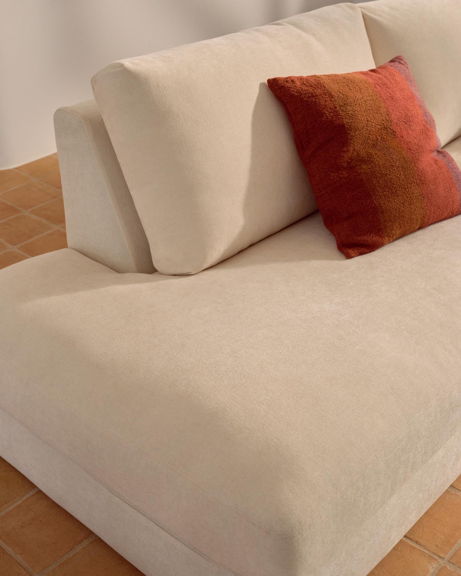 Modulares Sofa Alea für 5 Personen mit abnehmbarem Bezug aus Chenille mit Chaiselongue rechts in Ecru, 340 cm in Ecru präsentiert im Onlineshop von KAQTU Design AG. 5er Sofa ist von Kave Home