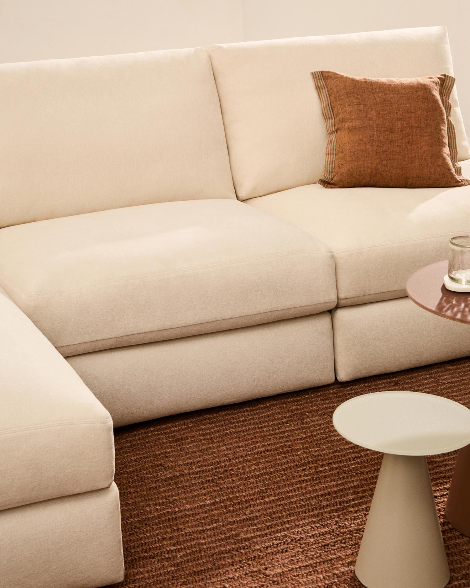 Modulares Sofa Alea für 5 Personen mit abnehmbarem Bezug aus Chenille mit Chaiselongue links in Ecru, 340 cm in Ecru präsentiert im Onlineshop von KAQTU Design AG. 5er Sofa ist von Kave Home