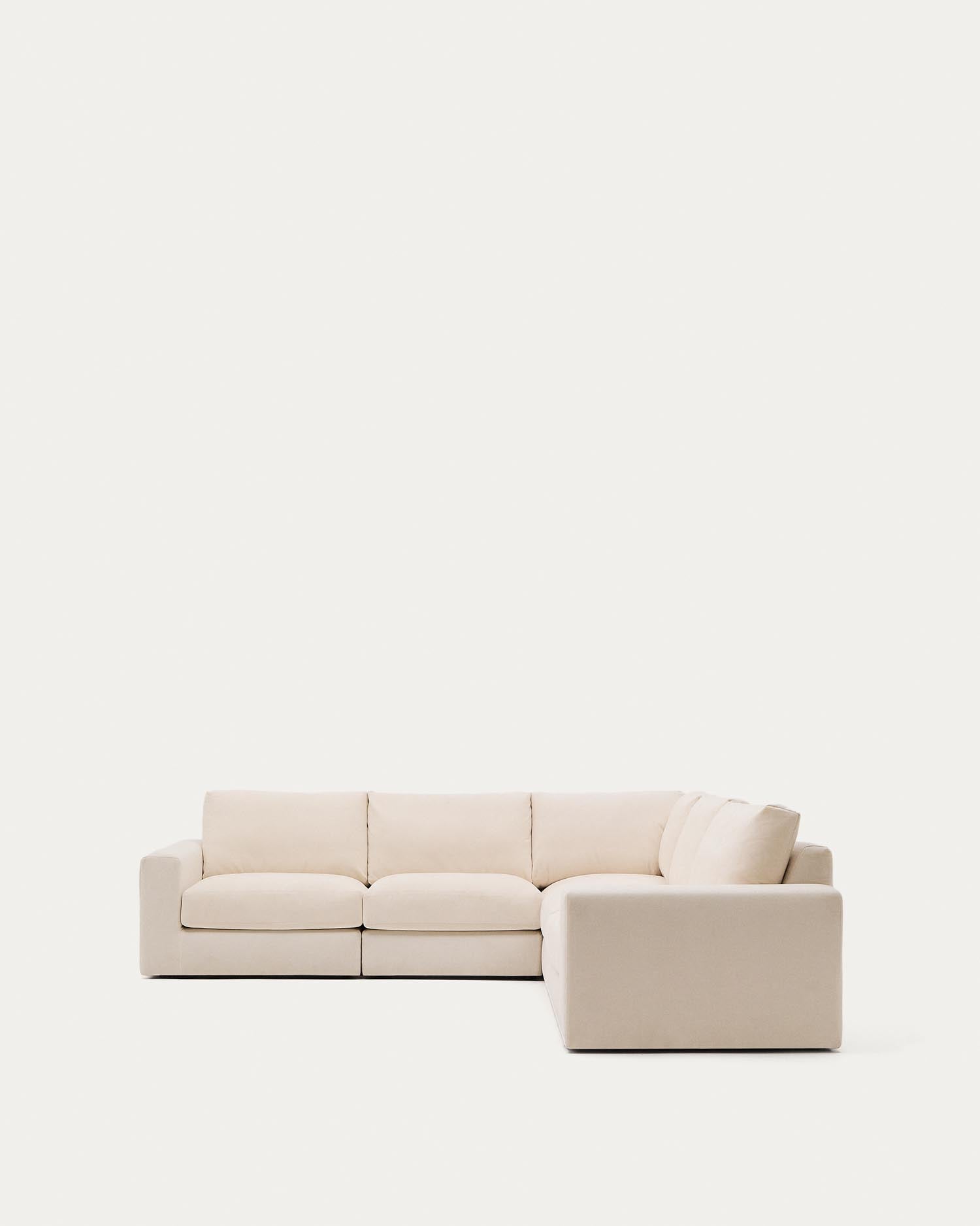 Erleben Sie das elegante 5-Sitzer-Ecksofa Alea in Ecru. Hochwertige Chenille, flexibles Design und einfache Pflege machen es zum idealen Möbelstück für Ihr Zuhause.