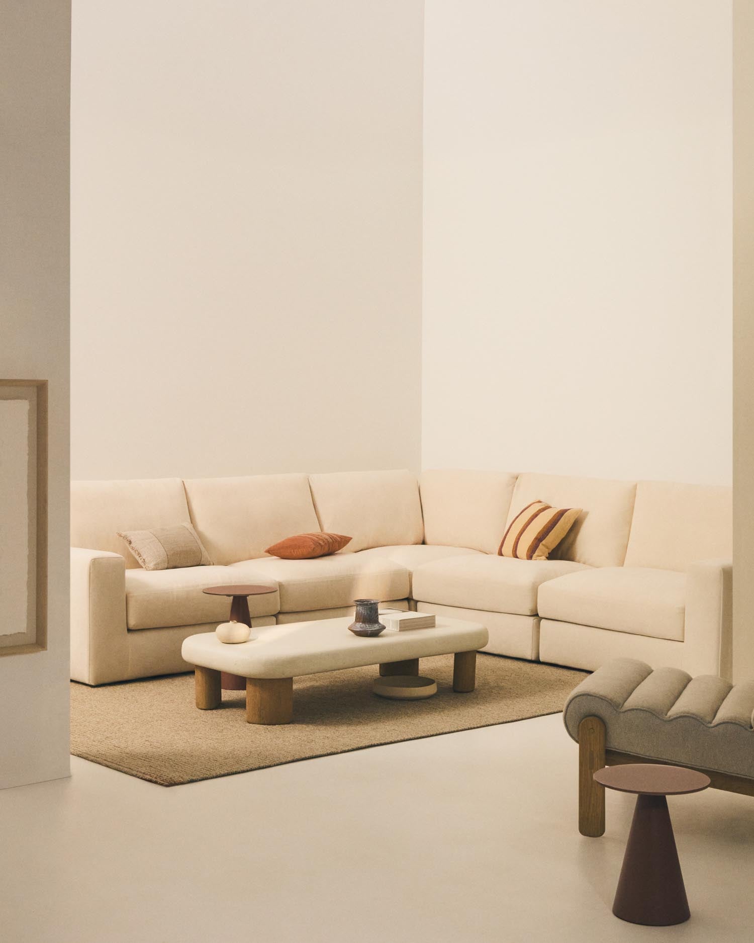 Entdecken Sie das modulare 5-Sitzer-Ecksofa Alea in Ecru – stilvolles Design, hoher Komfort und pflegeleichte Materialien für Ihr Zuhause.