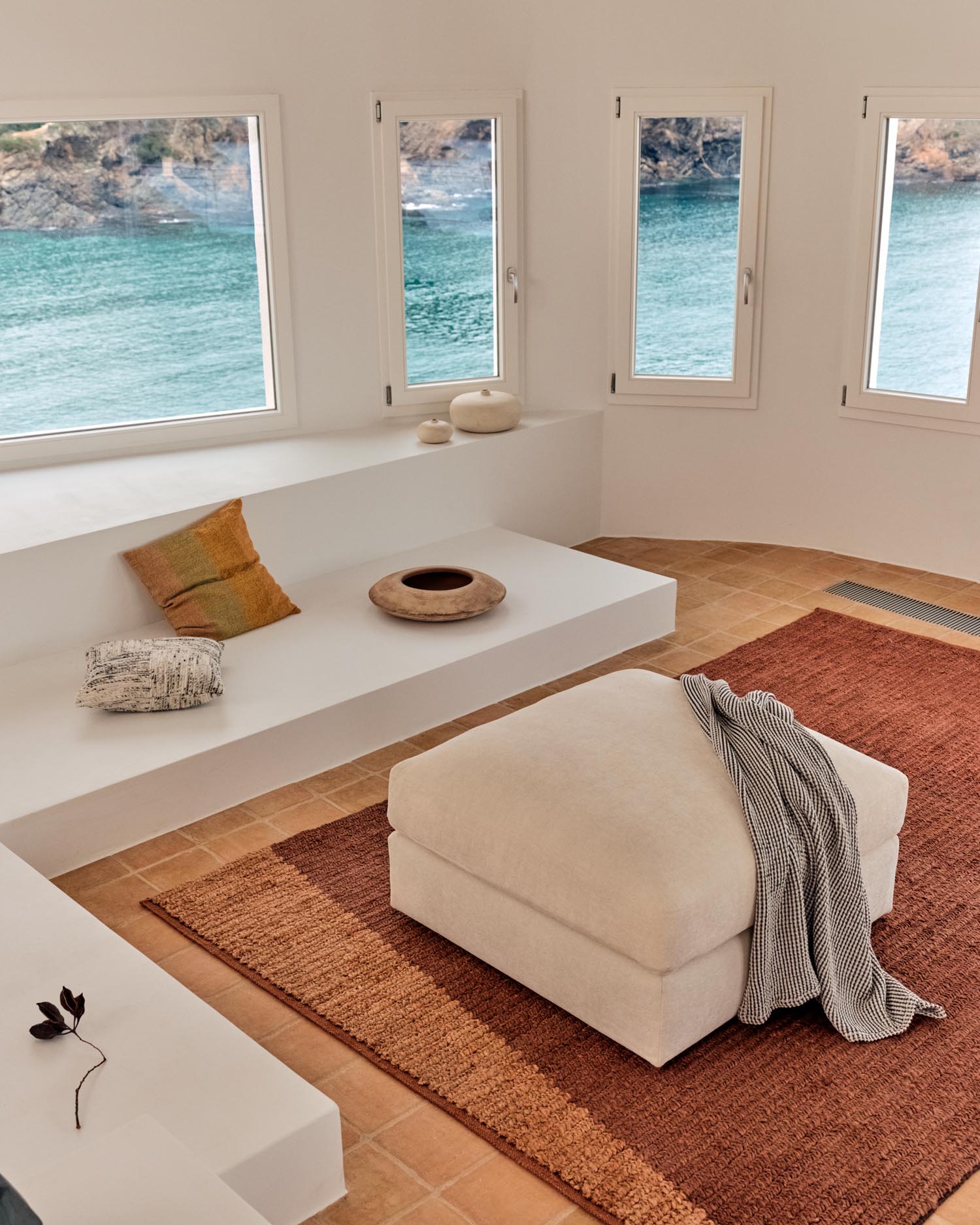 Fußablage Alea mit abnehmbarem Bezug aus Chenille in Ecru, 90 x 90 cm in Ecru präsentiert im Onlineshop von KAQTU Design AG. Hocker ist von Kave Home