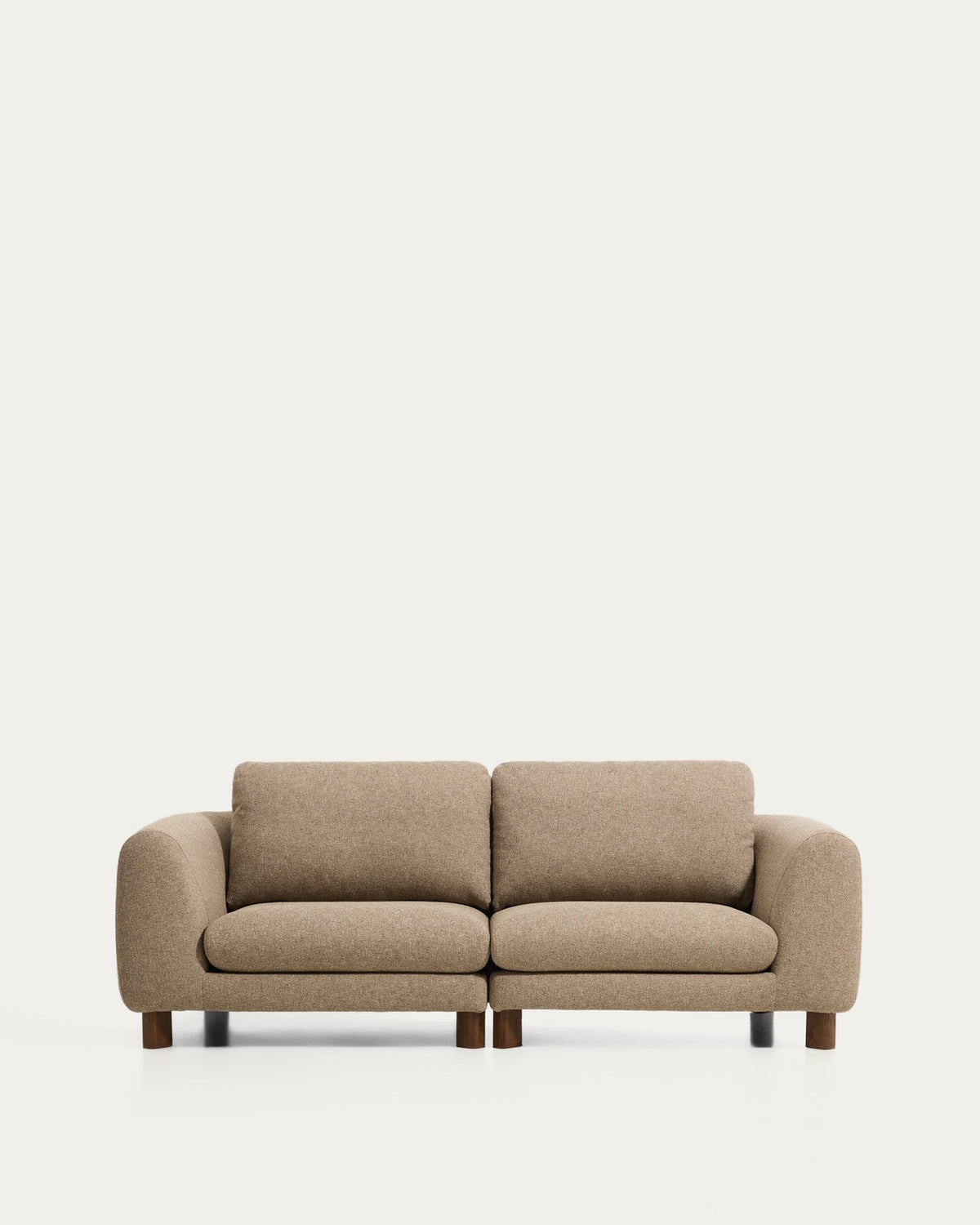 3-Sitzer Sofa Vera in Hellbraun mit gepolsterten Armlehnen, Taschenfederkern und Beinen aus massivem Eschenholz mit Nussbaum-Finish.