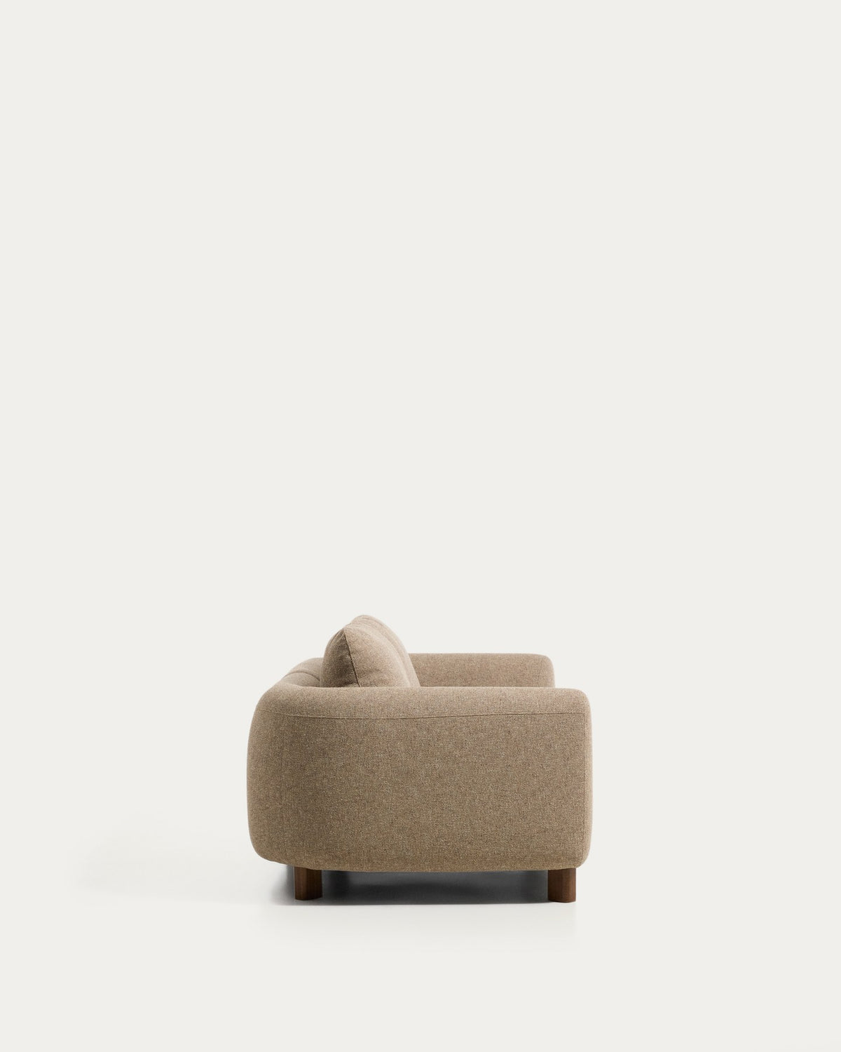 3-Sitzer Sofa Vera in Hellbraun mit gepolsterten Armlehnen, Taschenfederkern und Beinen aus massivem Eschenholz mit Nussbaum-Finish.