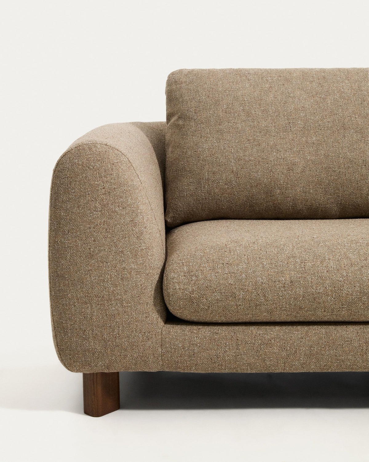 3-Sitzer Sofa Vera in Hellbraun mit gepolsterten Armlehnen, Taschenfederkern und Beinen aus massivem Eschenholz mit Nussbaum-Finish.