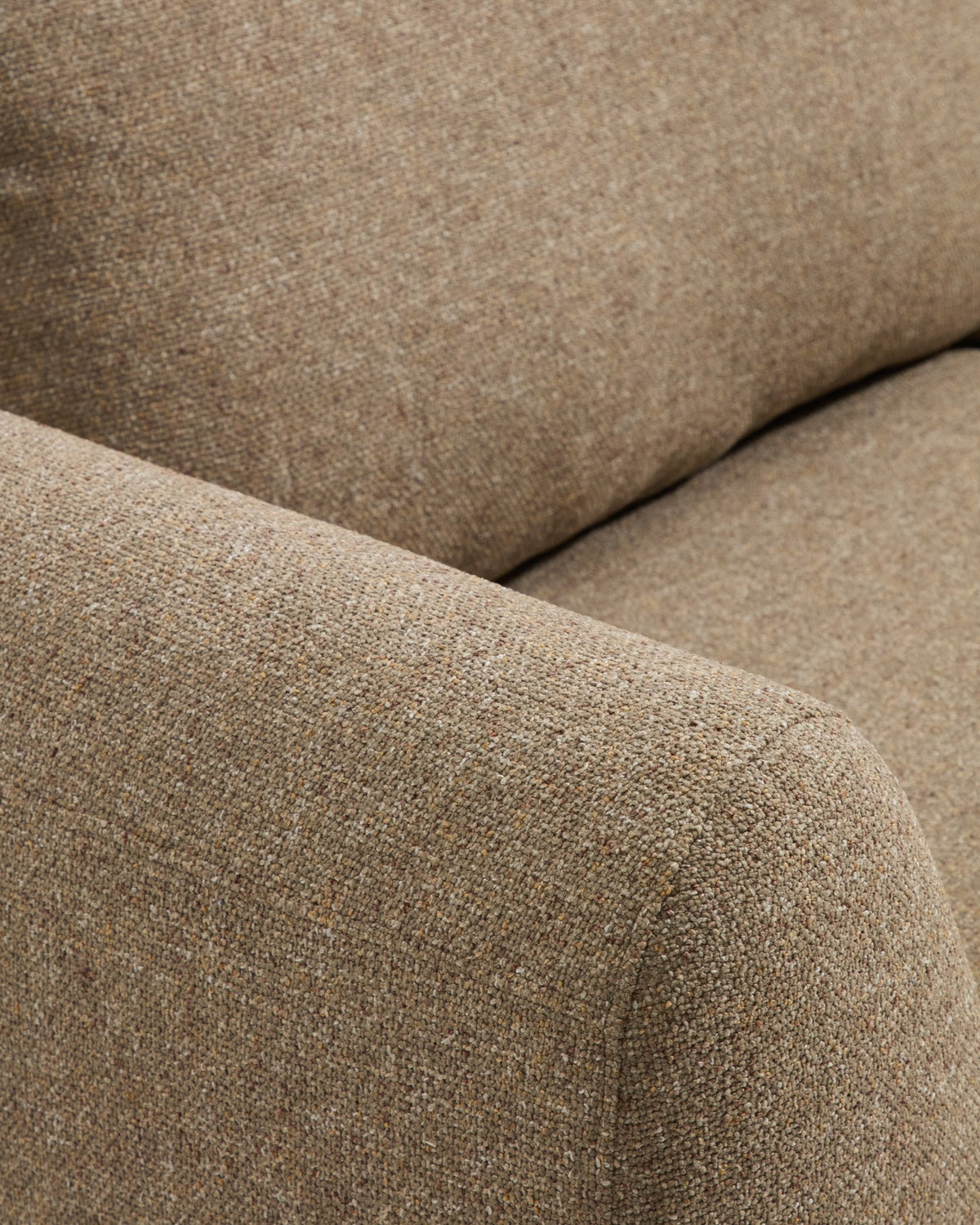 3-Sitzer Sofa Vera in Hellbraun mit gepolsterten Armlehnen, Taschenfederkern und Beinen aus massivem Eschenholz mit Nussbaum-Finish.