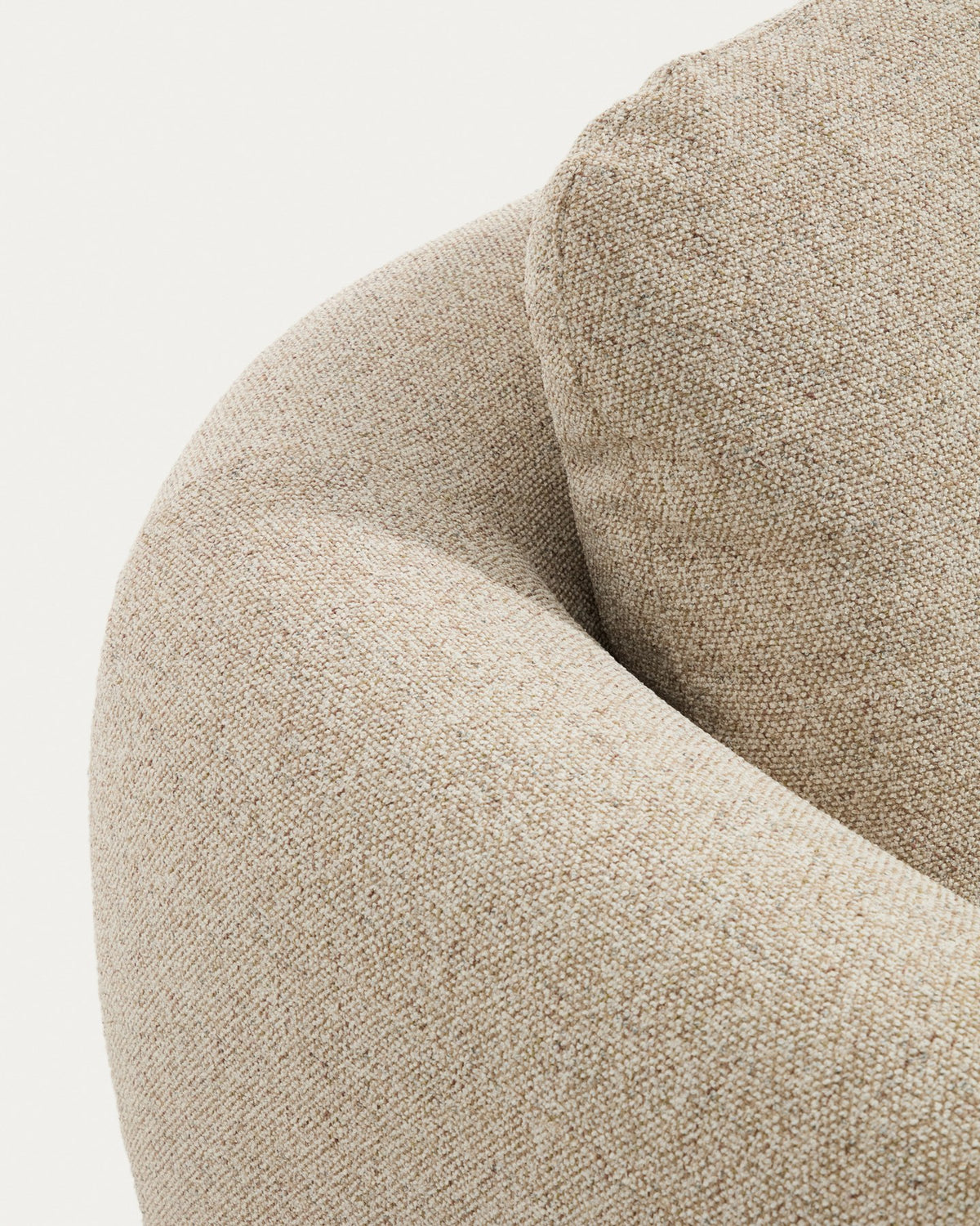 3-Sitzer Sofa Vera in Beige mit gepolsterten Armlehnen und sichtbaren Beinen aus massivem Eschenholz mit Nussbaum-Finish, Frontalansicht.